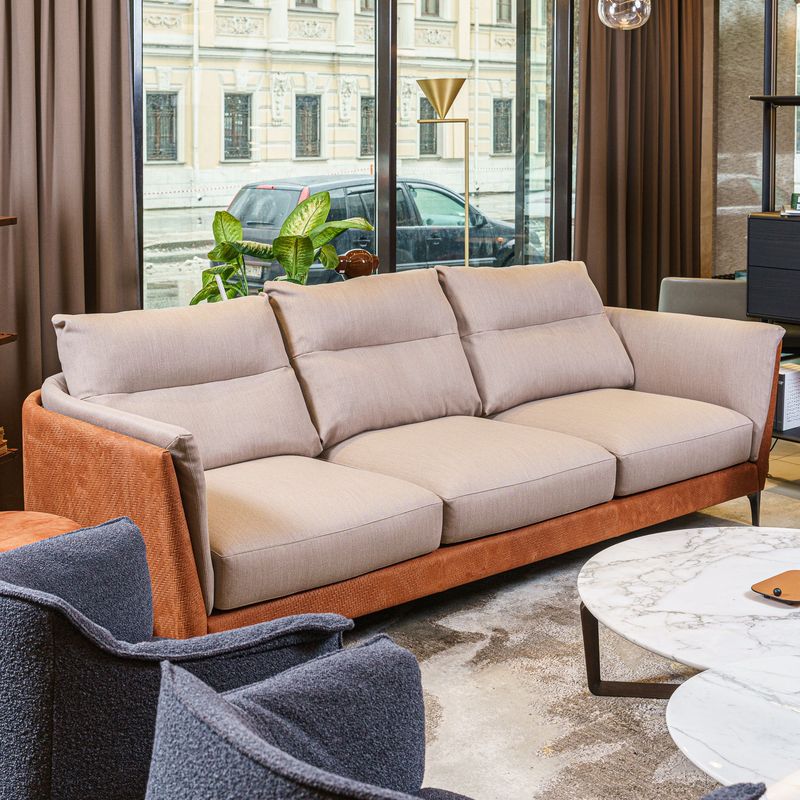 Poltrona Frau Диван Bretagne Gran Comfort Pelle Knits Paprika / Wool Satin Nougat от Poltrona Frau — в интерьере