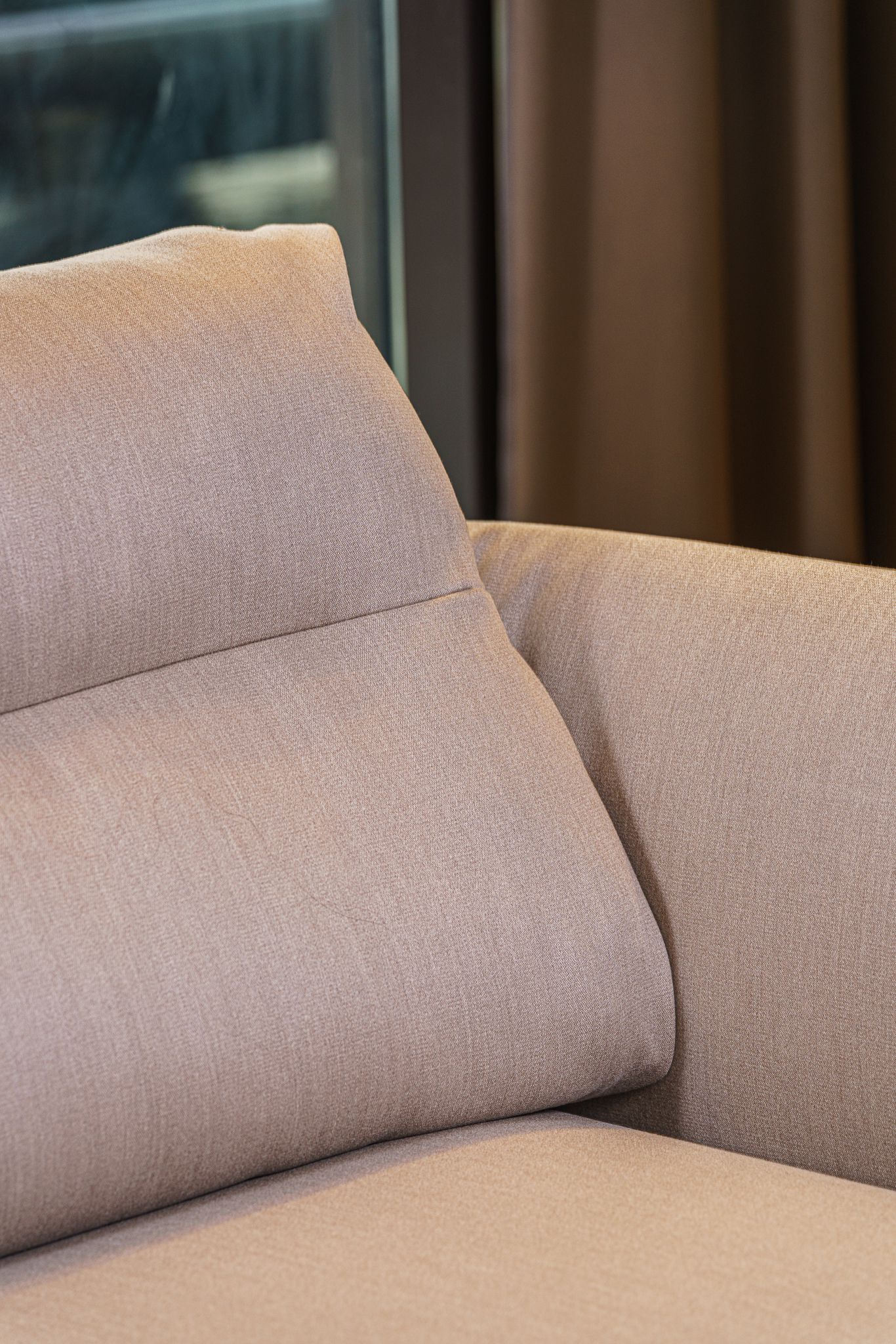 Poltrona Frau Диван Bretagne Gran Comfort Pelle Knits Paprika / Wool Satin Nougat от Poltrona Frau — в интерьере
