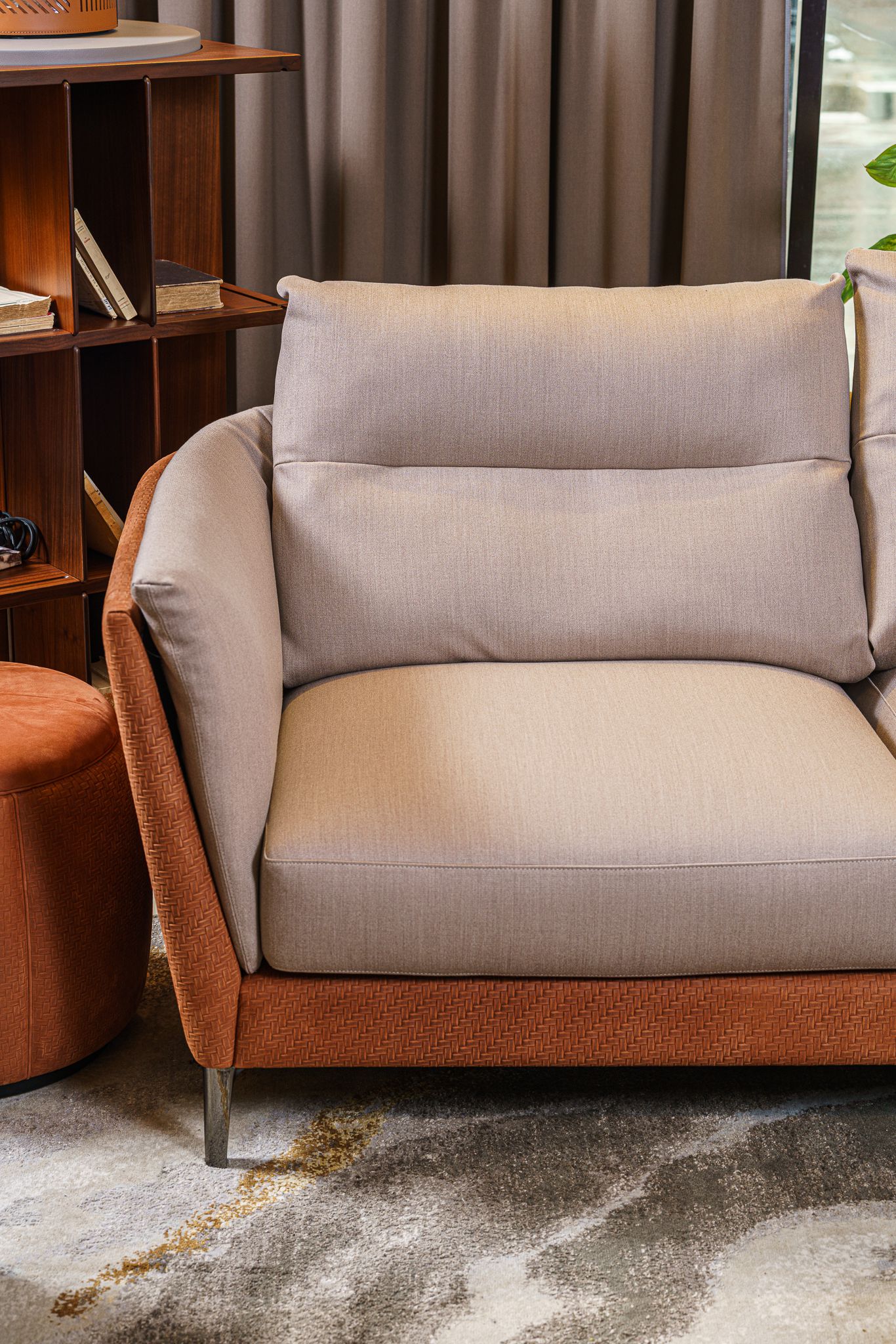 Poltrona Frau Диван Bretagne Gran Comfort Pelle Knits Paprika / Wool Satin Nougat от Poltrona Frau — в интерьере