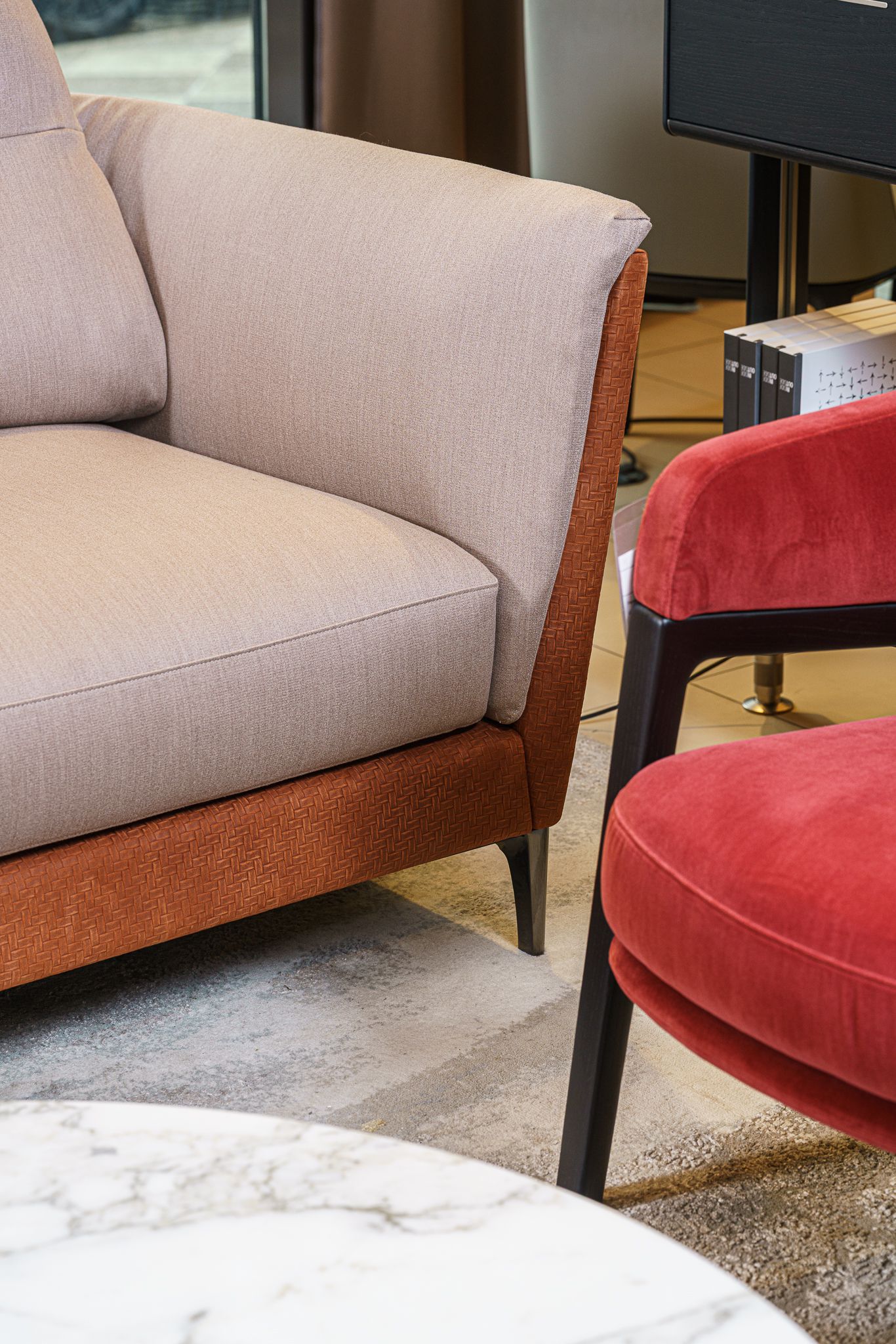 Poltrona Frau Диван Bretagne Gran Comfort Pelle Knits Paprika / Wool Satin Nougat от Poltrona Frau — в интерьере
