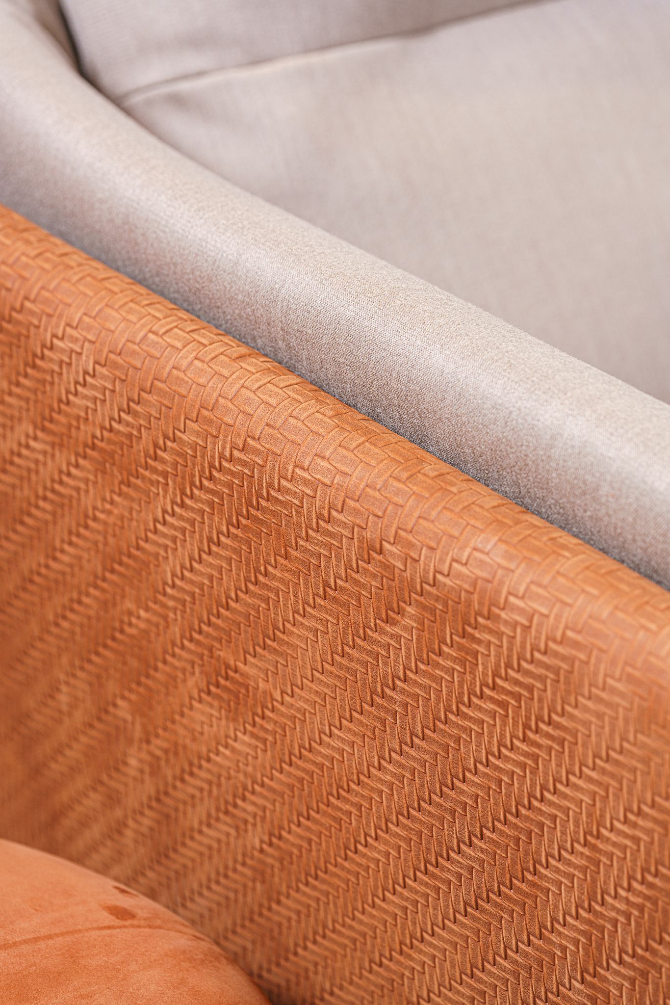 Poltrona Frau Диван Bretagne Gran Comfort Pelle Knits Paprika / Wool Satin Nougat от Poltrona Frau — в интерьере