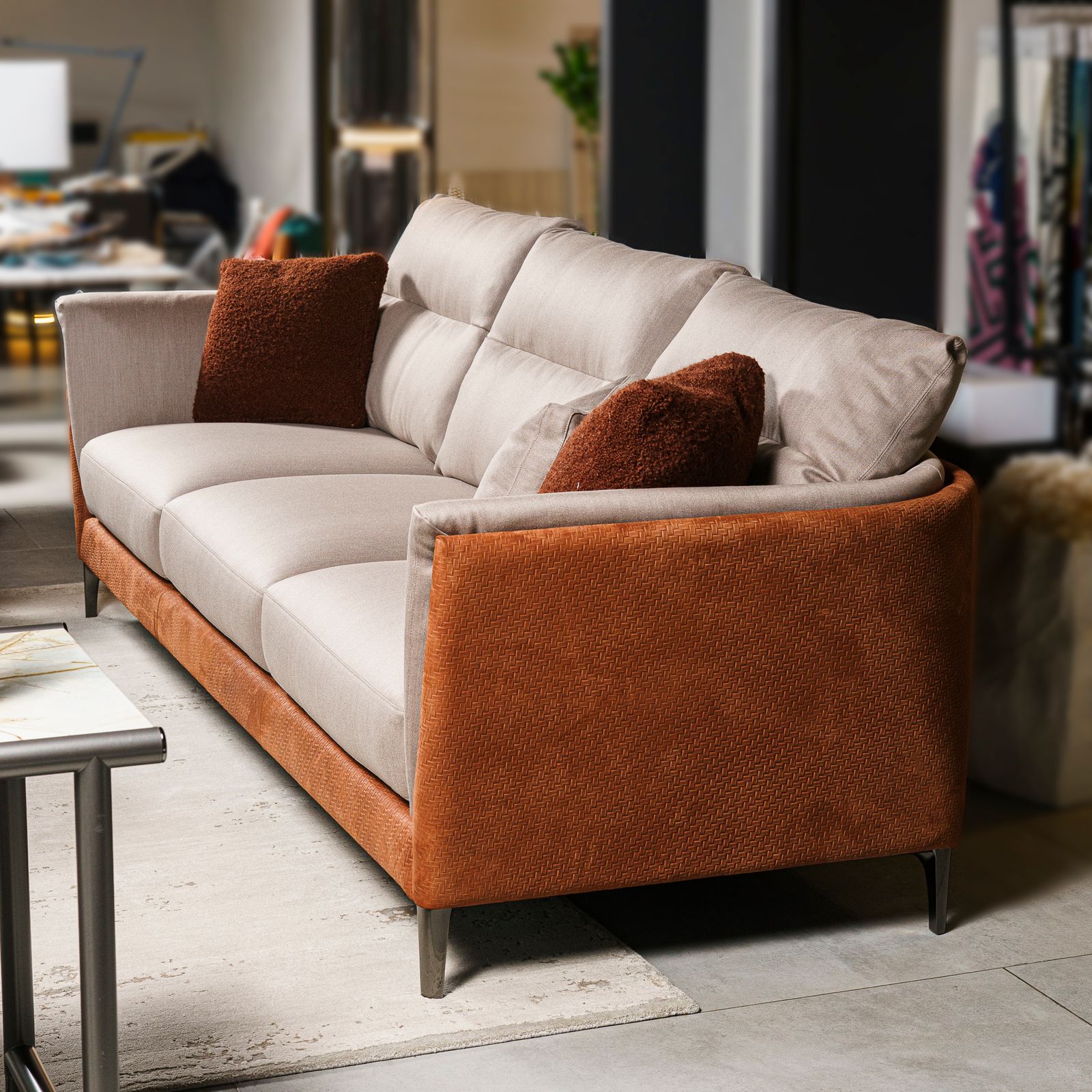 Poltrona Frau Диван Bretagne Gran Comfort Pelle Knits Paprika / Wool Satin Nougat от Poltrona Frau — в интерьере