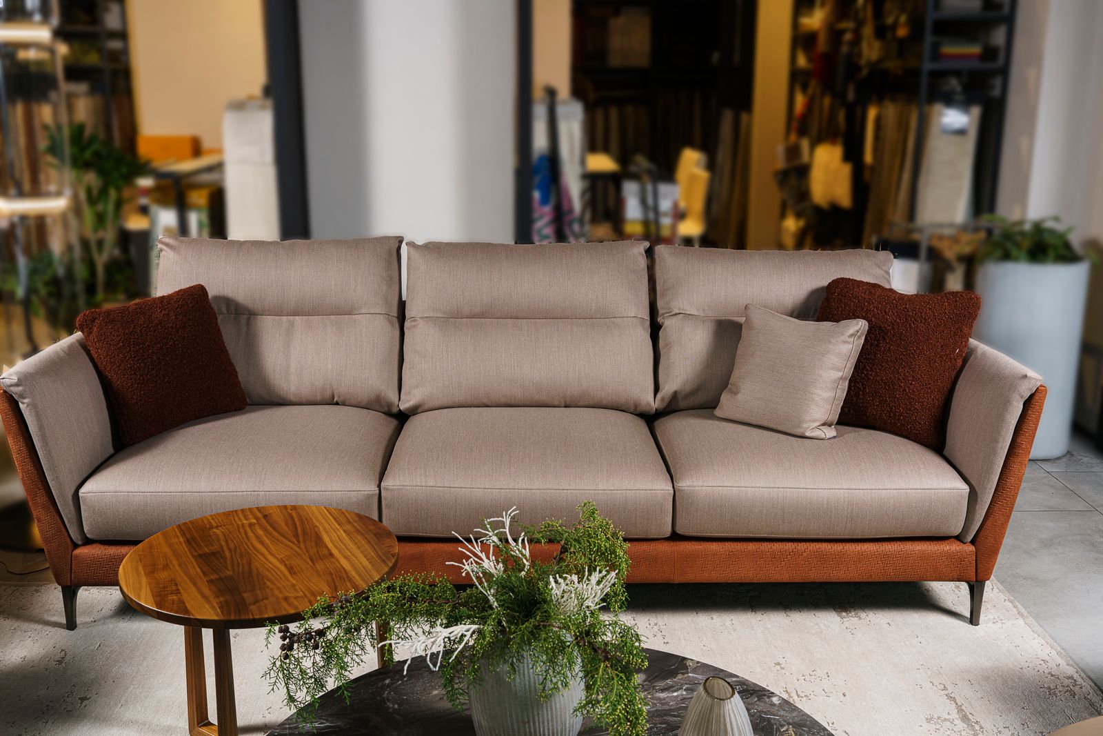 Poltrona Frau Диван Bretagne Gran Comfort Pelle Knits Paprika / Wool Satin Nougat от Poltrona Frau — в интерьере
