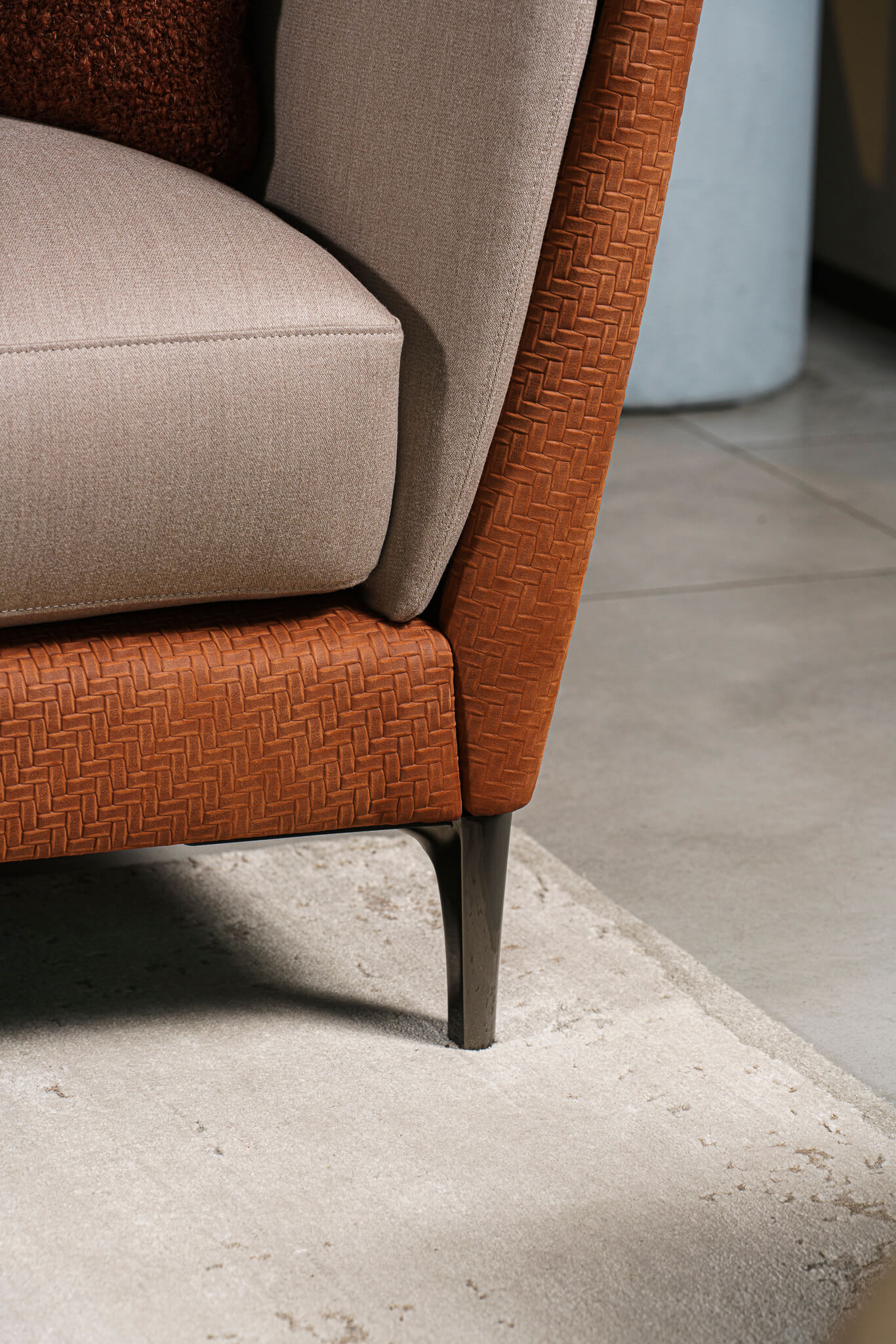 Poltrona Frau Диван Bretagne Gran Comfort Pelle Knits Paprika / Wool Satin Nougat от Poltrona Frau — в интерьере
