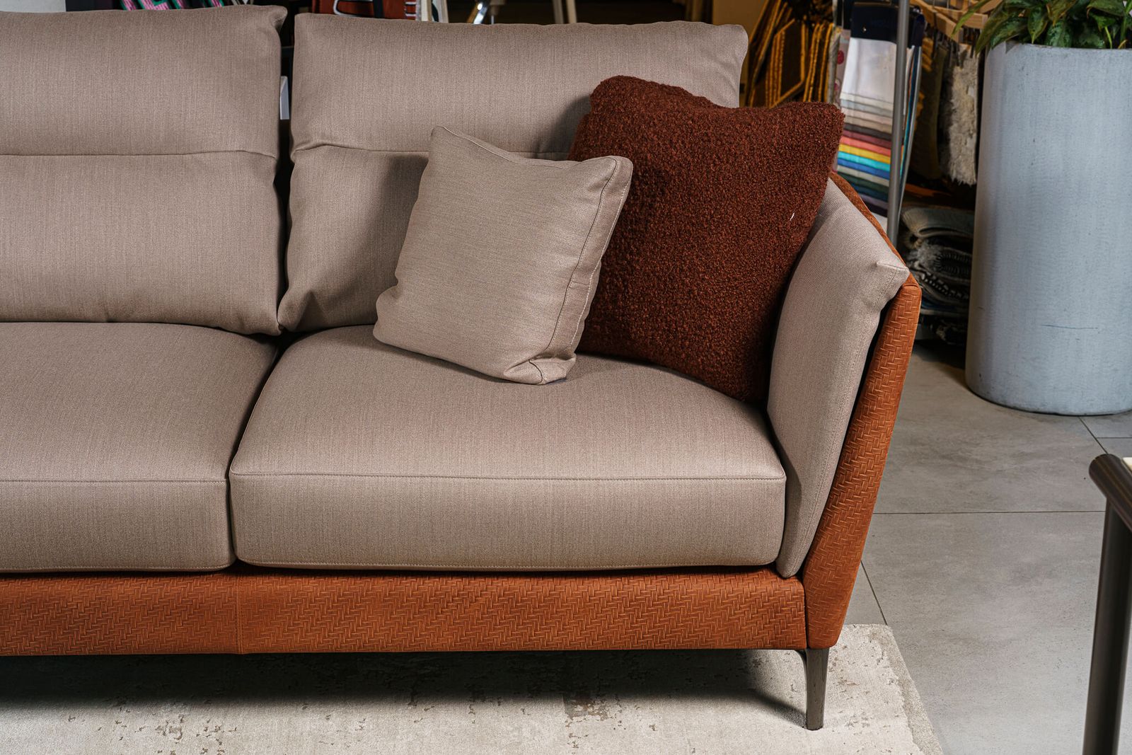 Poltrona Frau Диван Bretagne Gran Comfort Pelle Knits Paprika / Wool Satin Nougat от Poltrona Frau — в интерьере