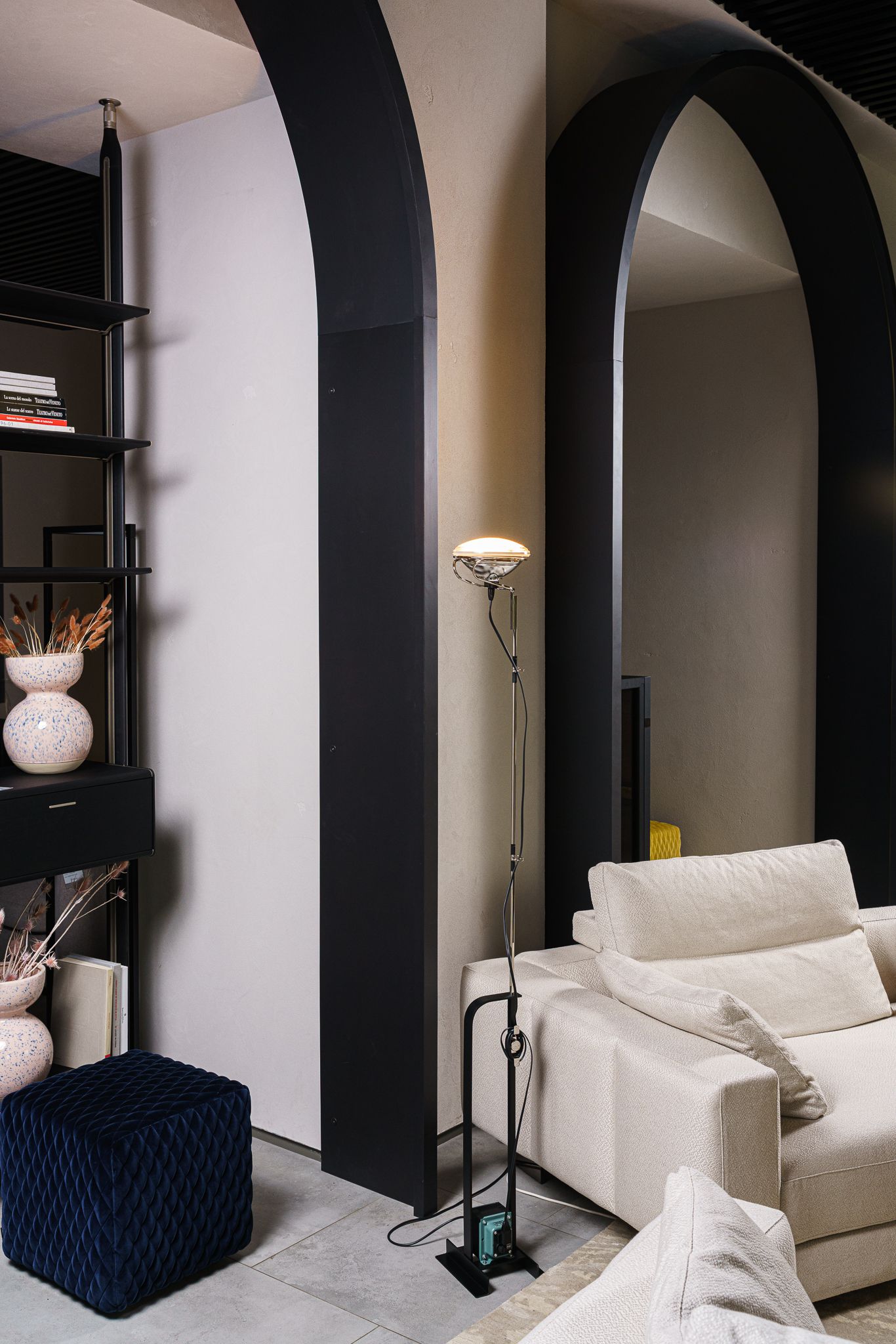 Flos Торшер Toio Led Black F7630030 от Flos — в интерьере