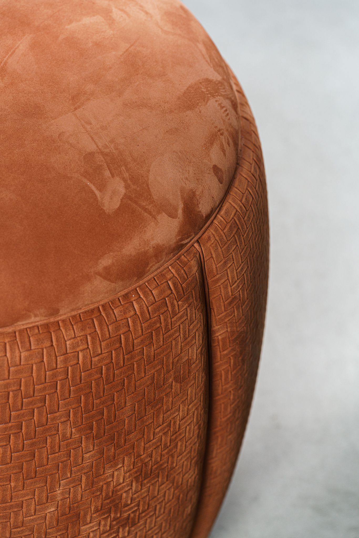 Poltrona Frau Пуф Grant Deluxe Pelle Knits Paprika от Poltrona Frau — в интерьере
