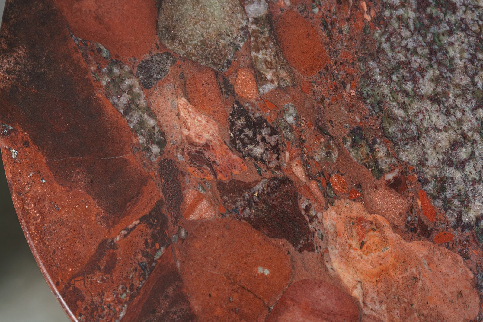 Baxter Журнальный столик Tebe Granite Red Rhapsody 45 от Baxter — в интерьере