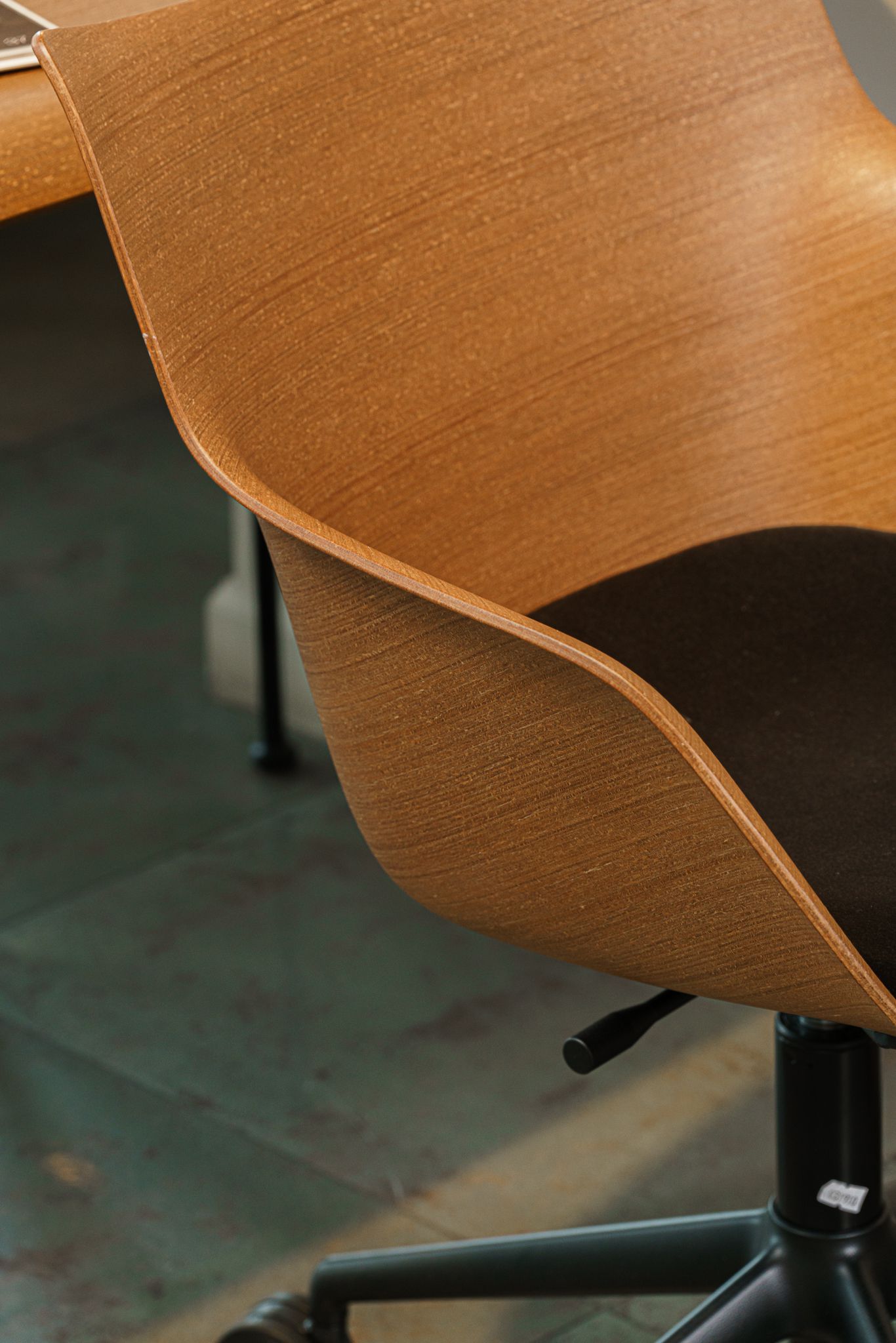 Kartell Кресло рабочее на колесах Earl of Wood от Kartell — в интерьере