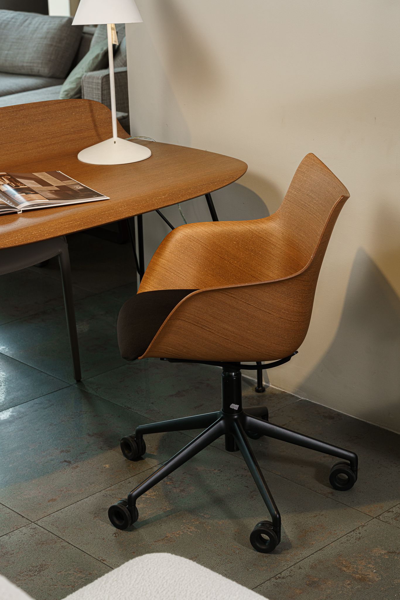 Kartell Кресло рабочее на колесах Earl of Wood от Kartell — в интерьере