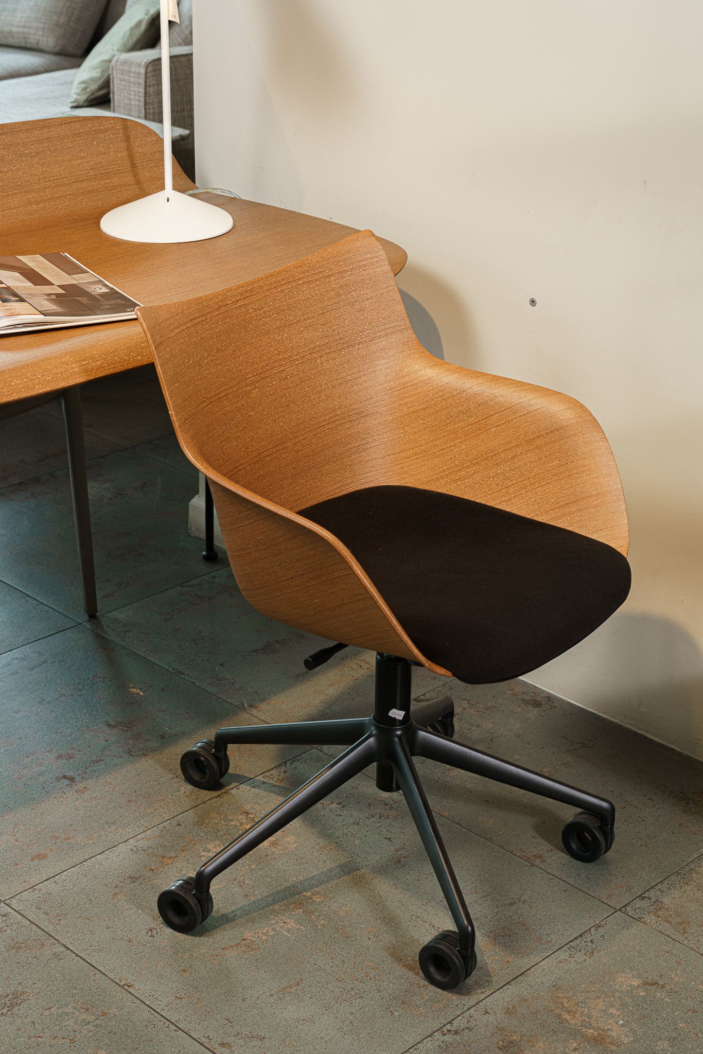 Kartell Кресло рабочее на колесах Earl of Wood от Kartell — в интерьере