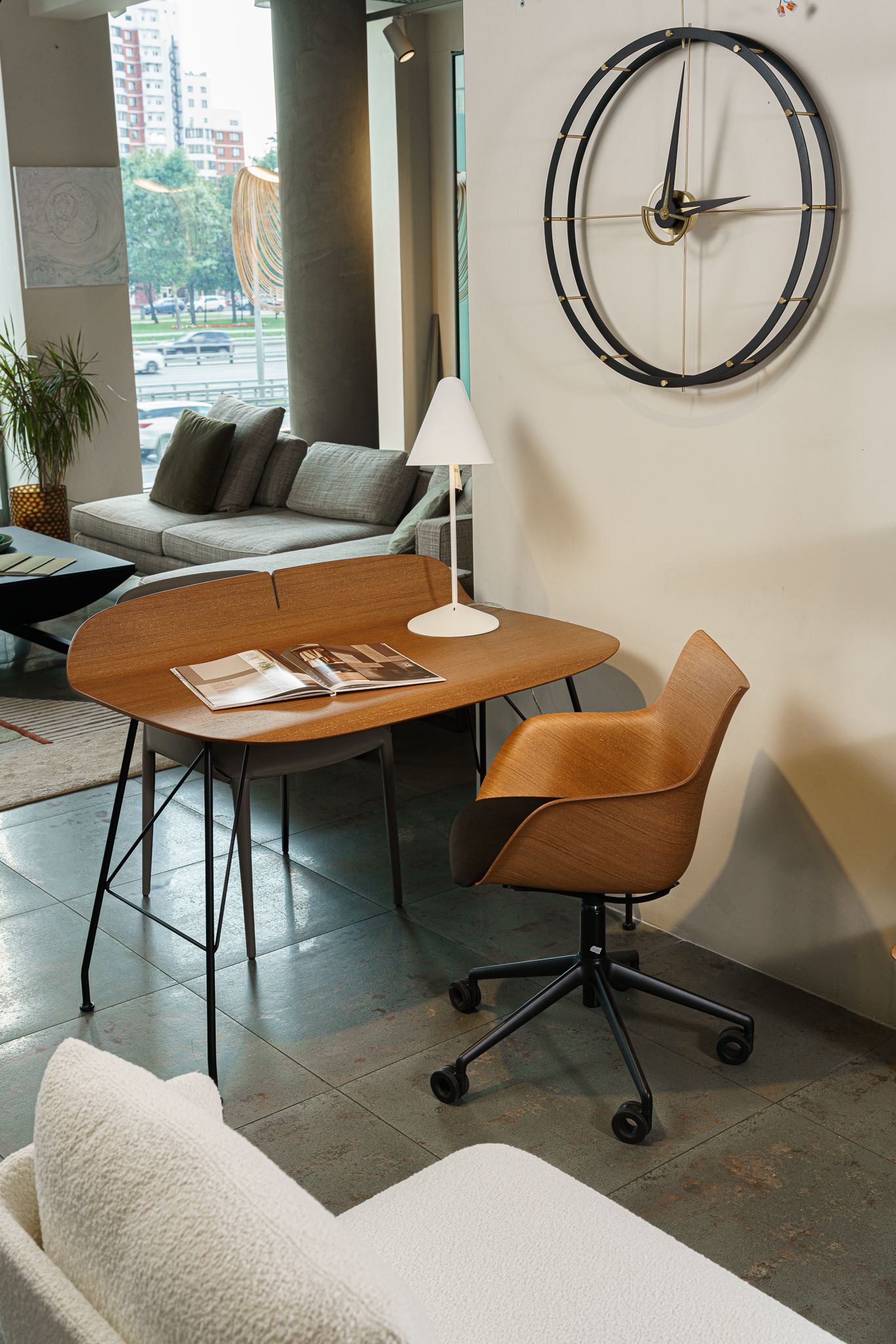 Kartell Кресло рабочее на колесах Earl of Wood от Kartell — в интерьере
