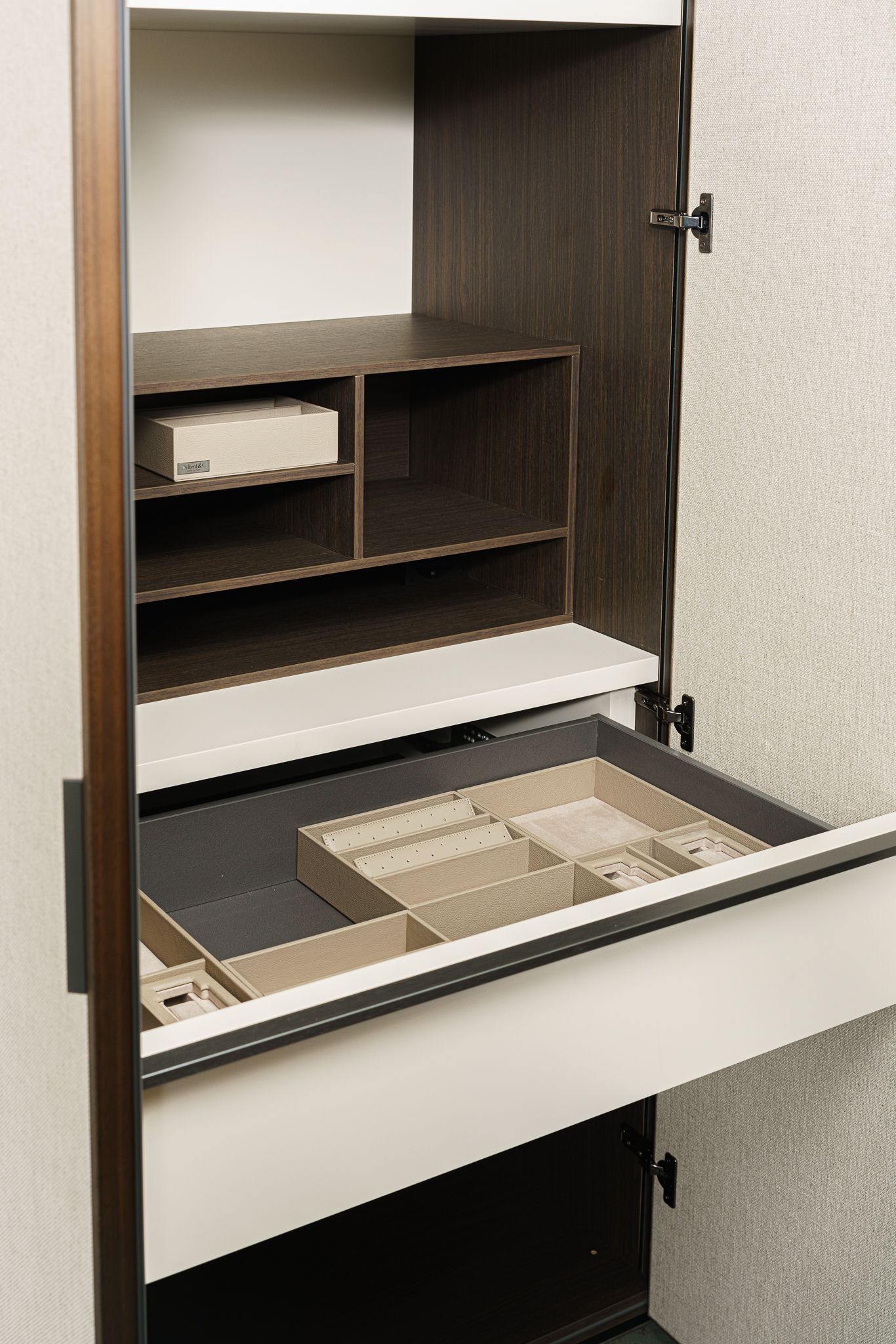 Molteni&C Шкаф распашной с фасадами в текстиле Gliss Master от Molteni & C — в интерьере