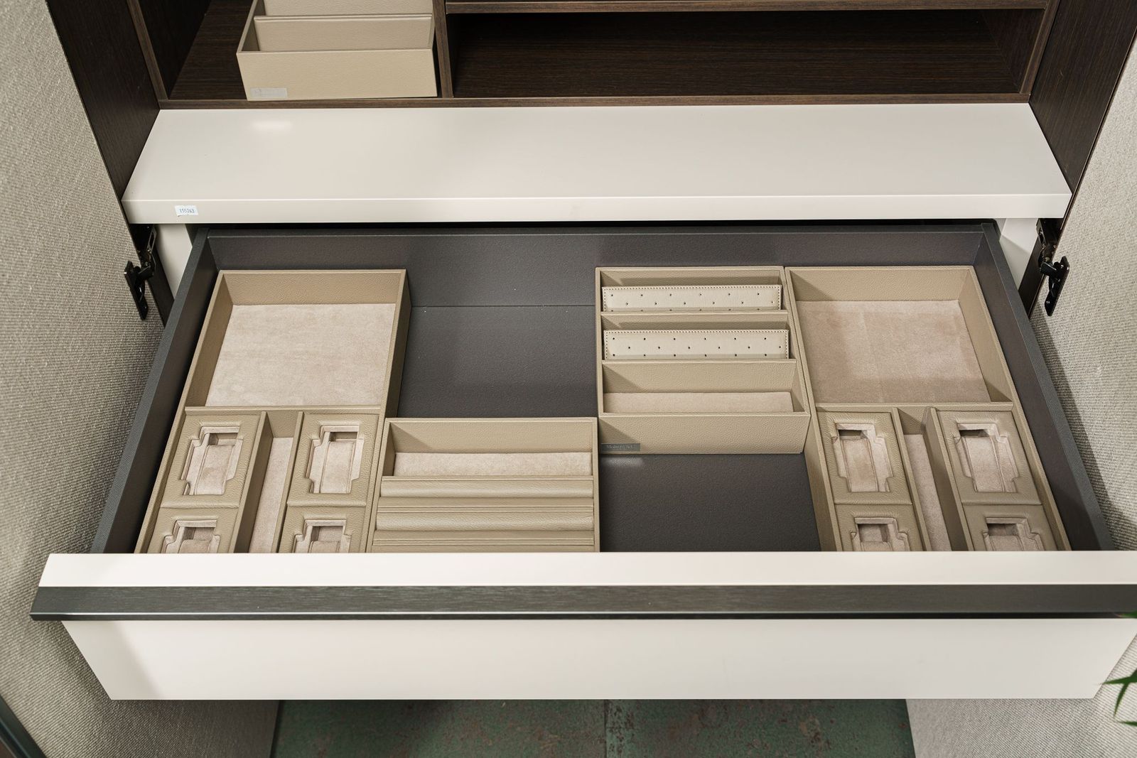 Molteni&C Шкаф распашной с фасадами в текстиле Gliss Master от Molteni & C — в интерьере