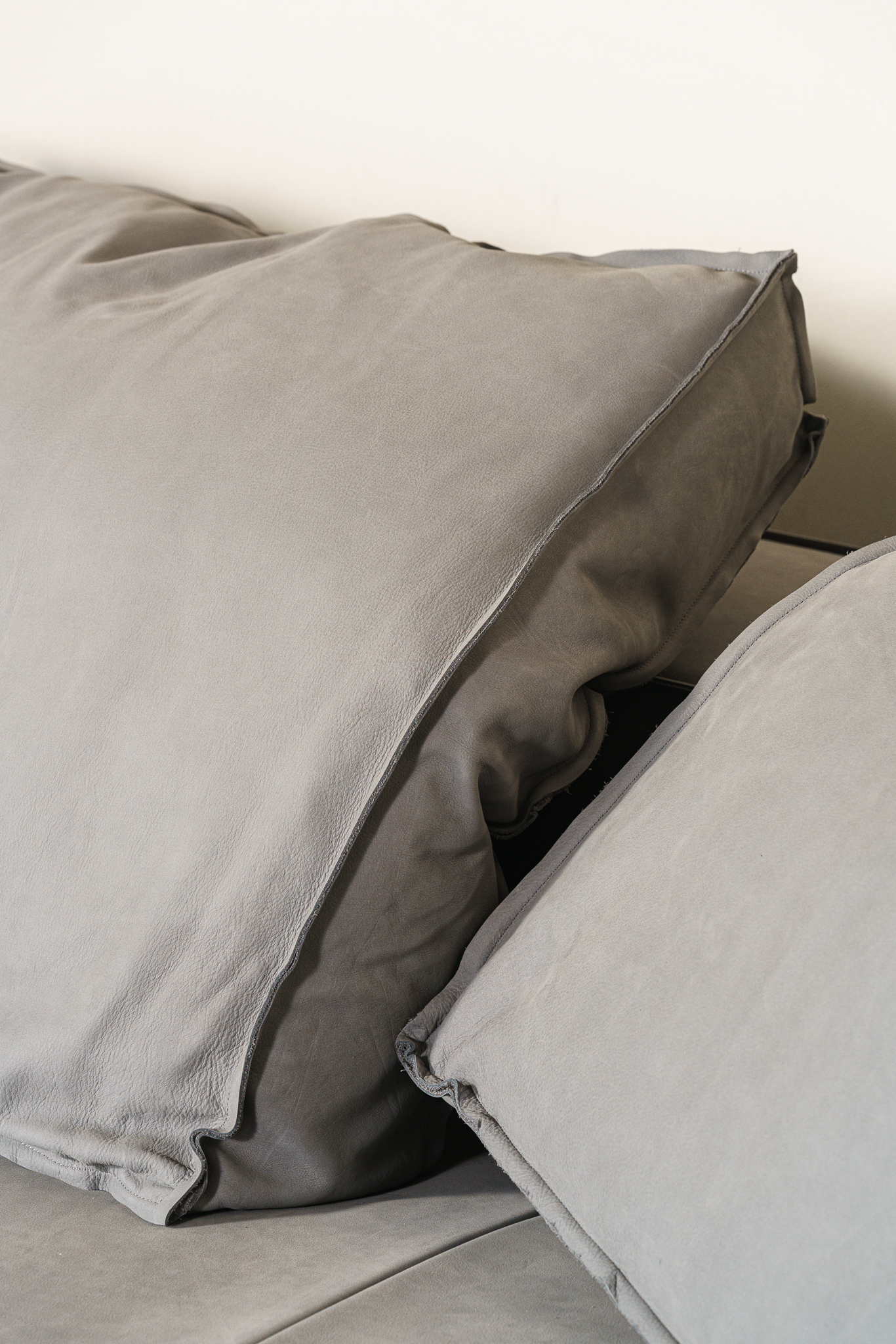 Baxter Диван Budapest Nabuck Light Grey от Baxter — в интерьере