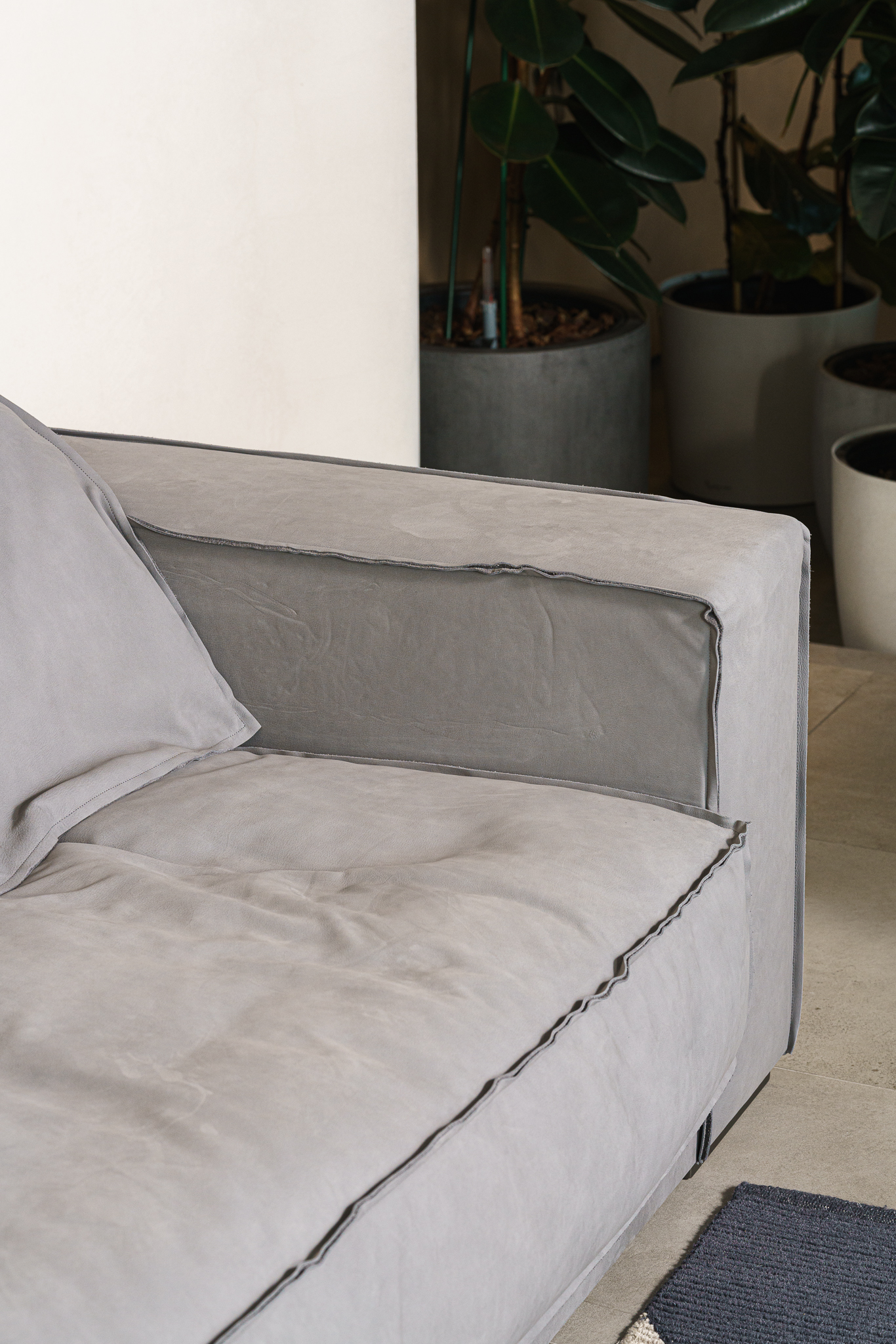 Baxter Диван Budapest Nabuck Light Grey от Baxter — в интерьере