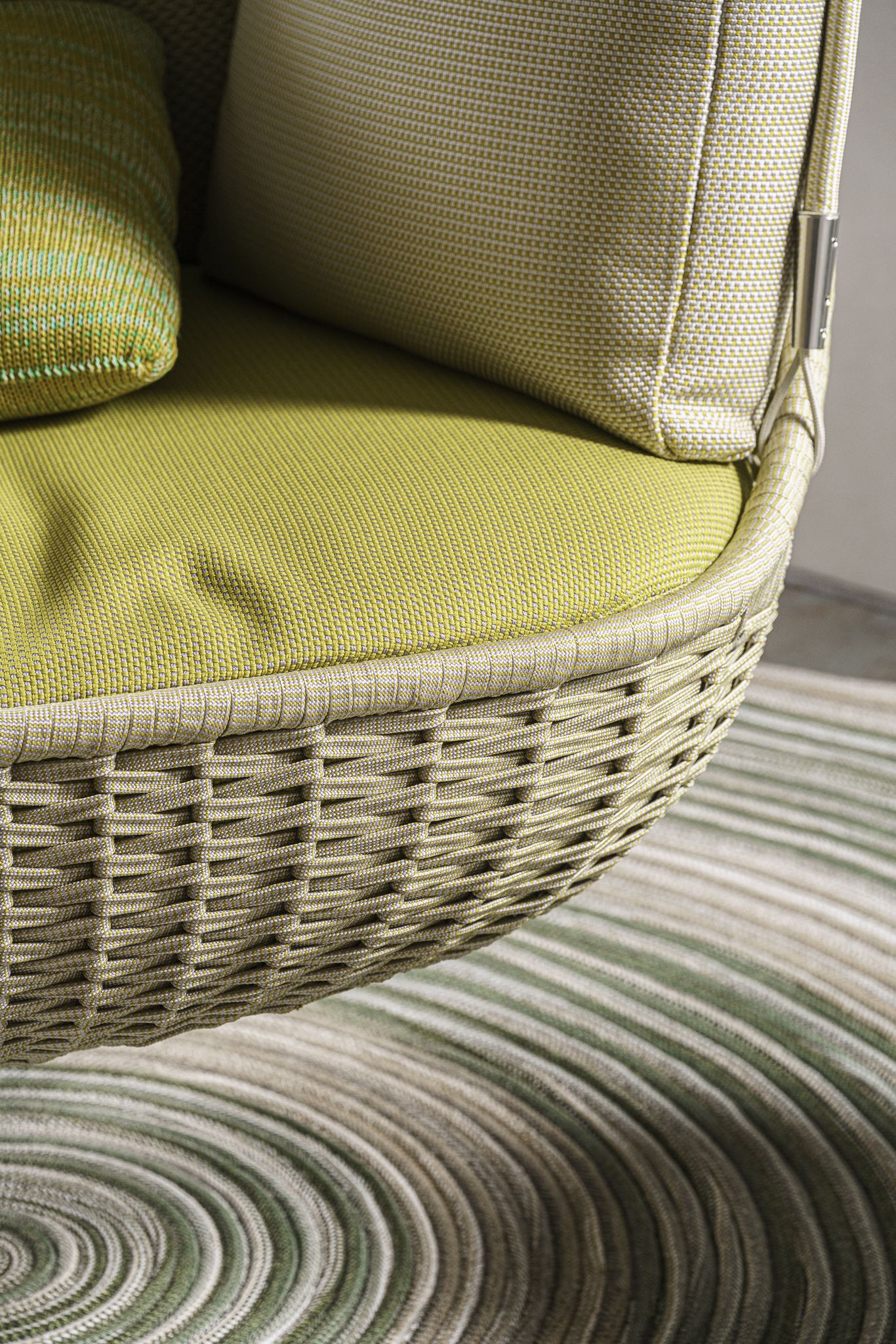 Paola Lenti Садовые качели Orbitry от Paola Lenti — в интерьере