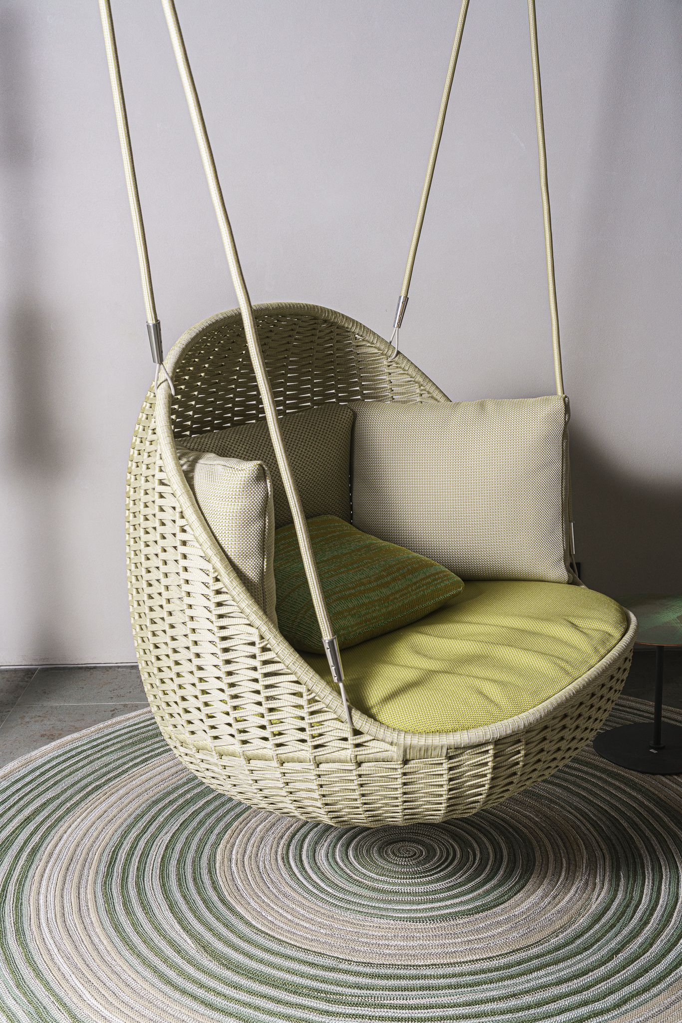 Paola Lenti Садовые качели Orbitry от Paola Lenti — в интерьере