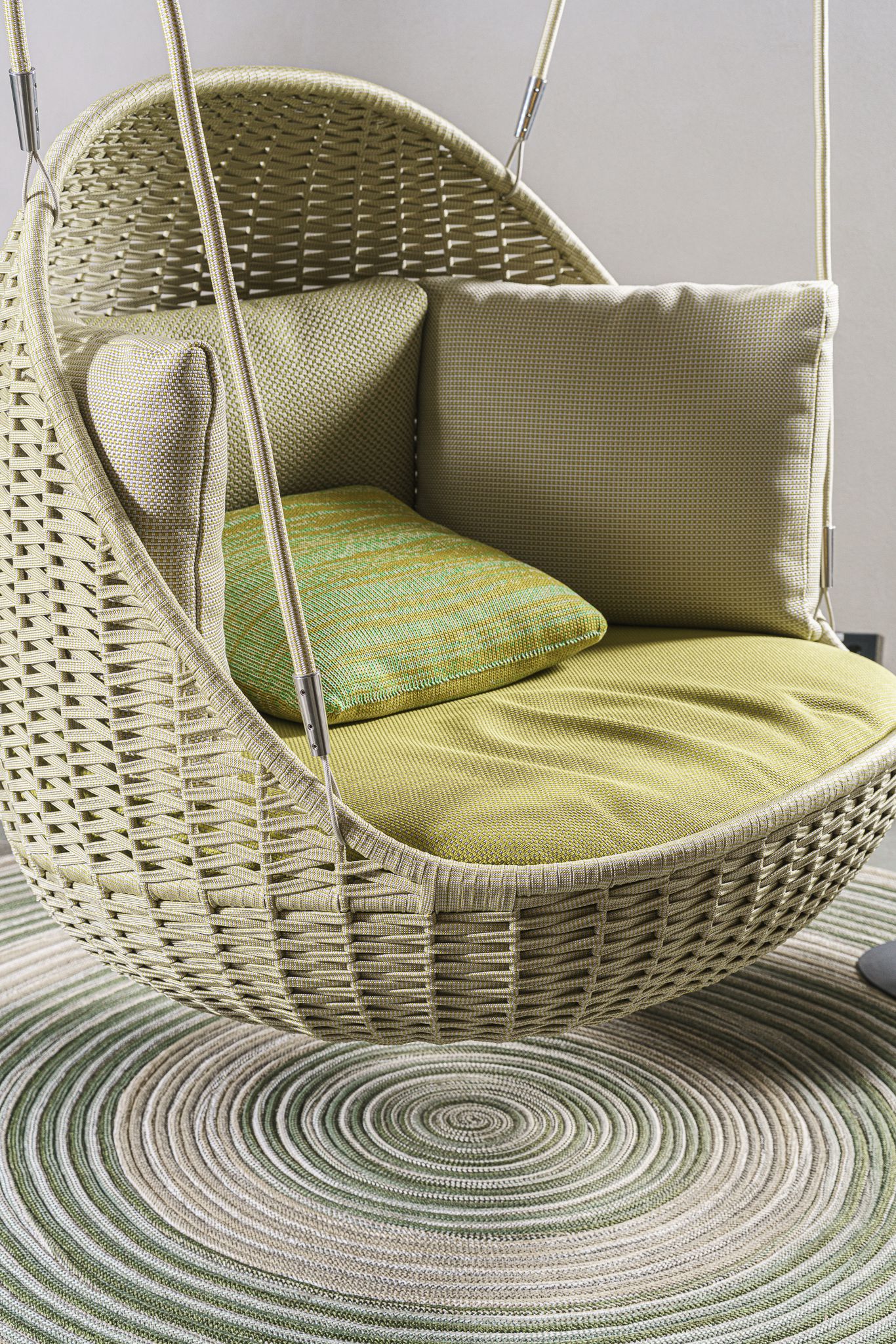 Paola Lenti Садовые качели Orbitry от Paola Lenti — в интерьере