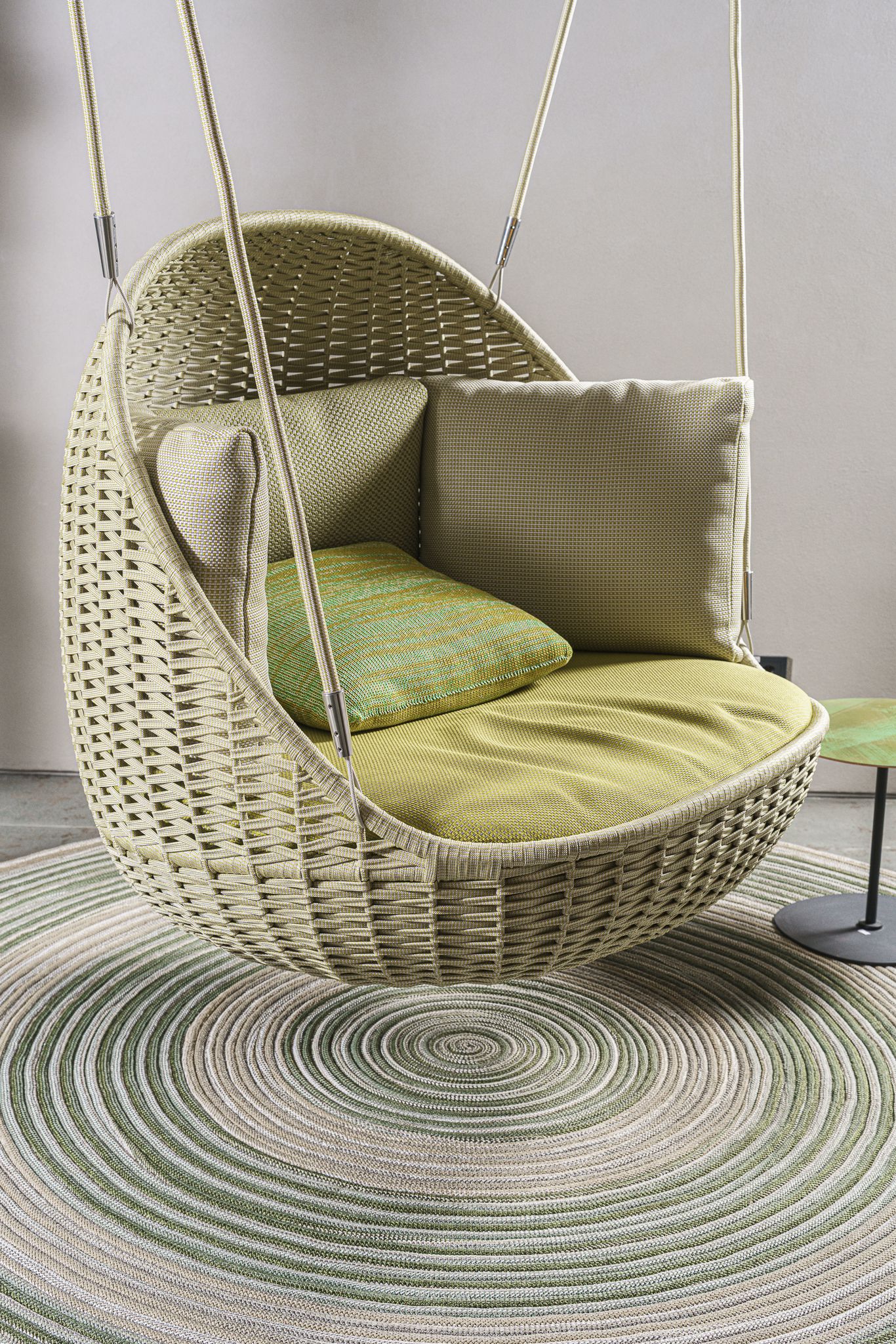 Paola Lenti Садовые качели Orbitry от Paola Lenti — в интерьере