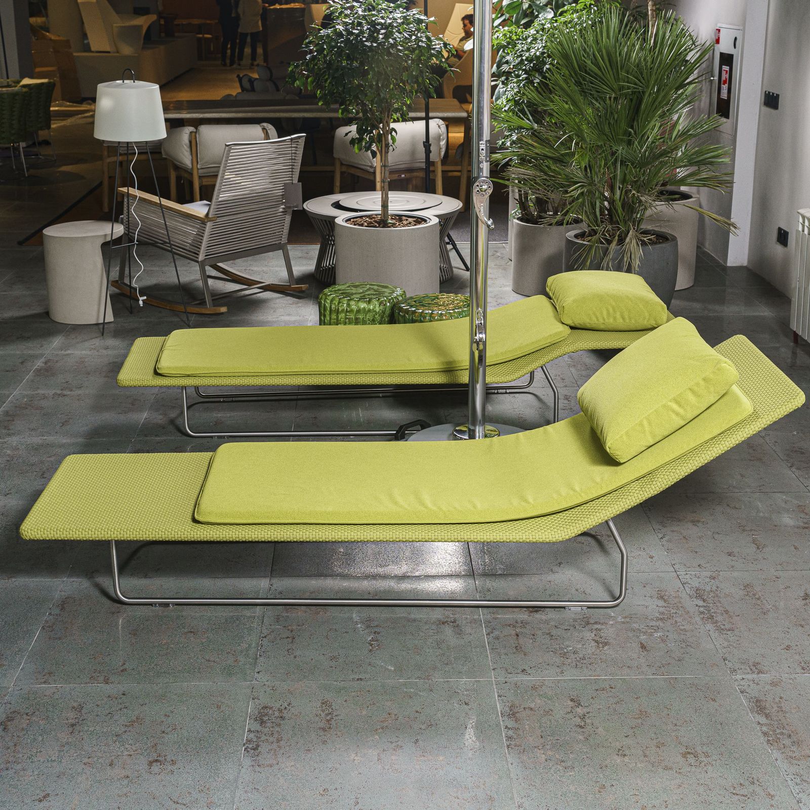 Paola Lenti Уличный шезлонг Surf от Paola Lenti — в интерьере