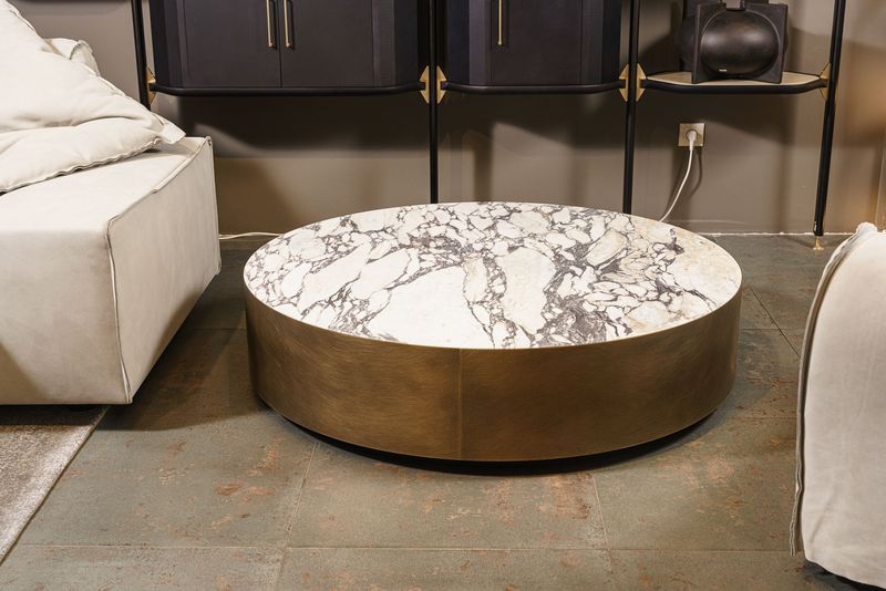 Meridiani Журнальный столик Belt Marble 120 Breccia от Meridiani — в интерьере