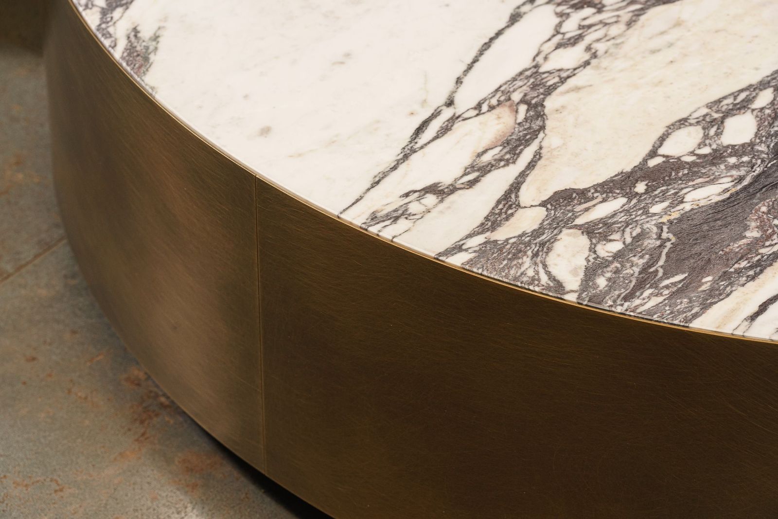 Meridiani Журнальный столик Belt Marble 120 Breccia от Meridiani — в интерьере