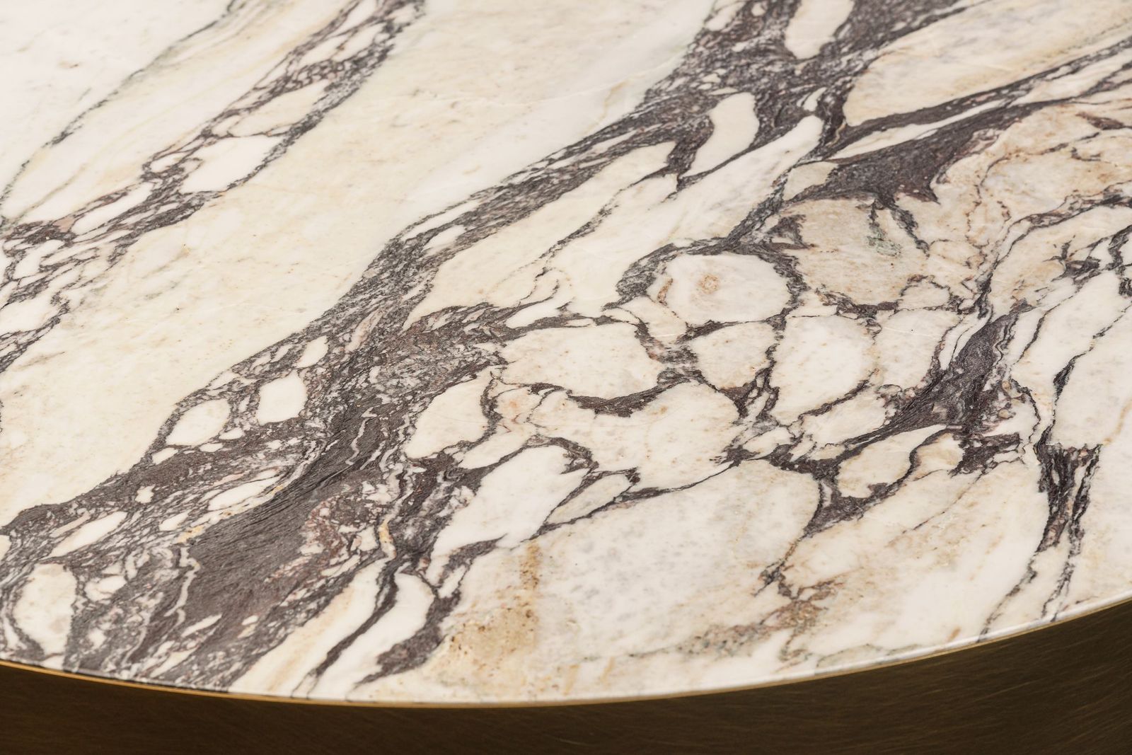 Meridiani Журнальный столик Belt Marble 120 Breccia от Meridiani — в интерьере