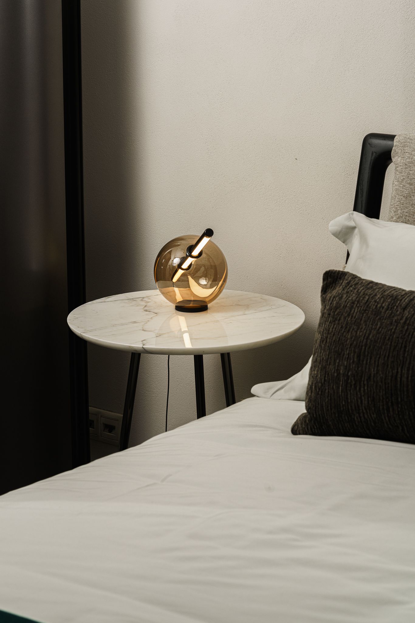 Flou Настольная лампа Rugiada Bronze Glass от Flou — в интерьере