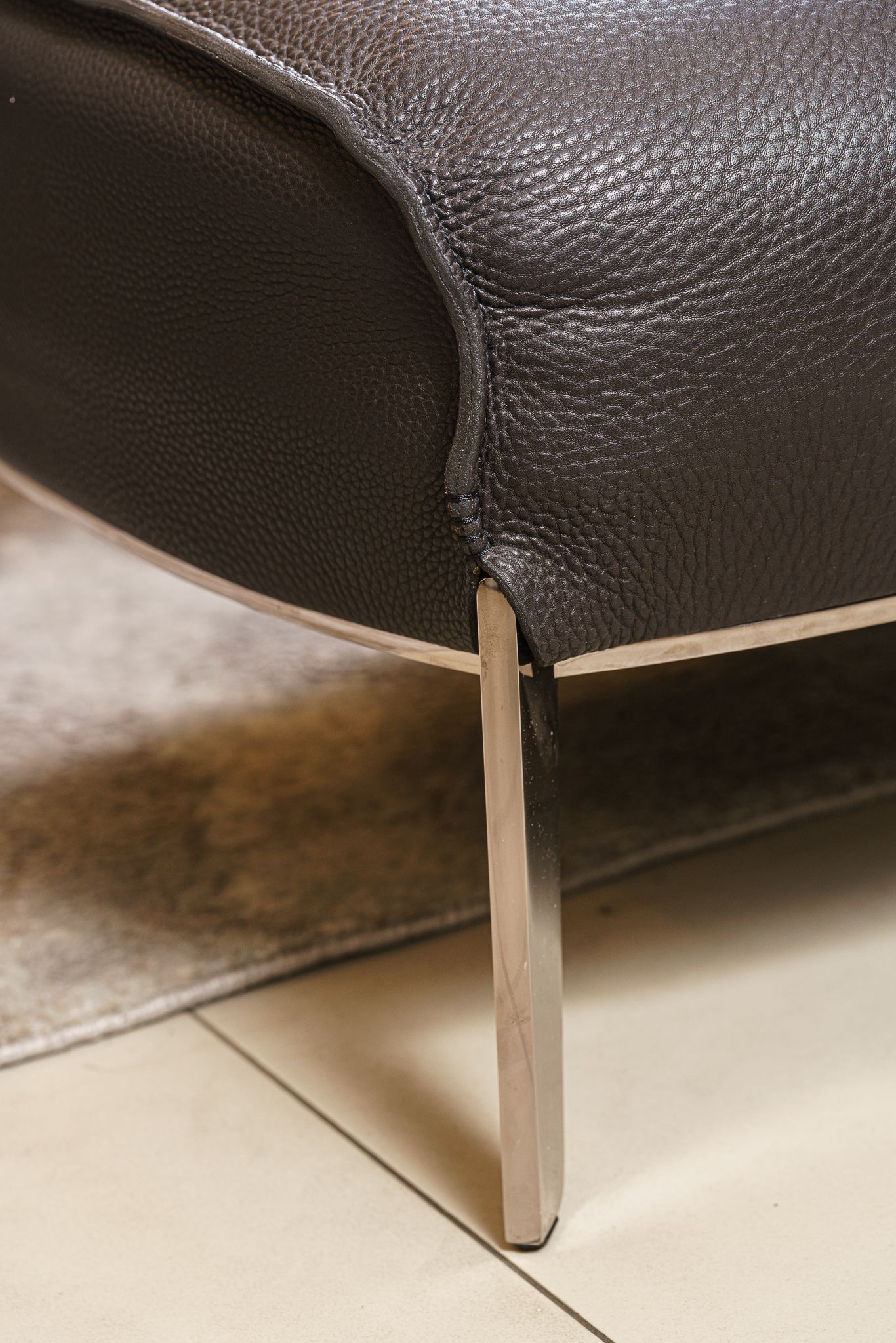 Poltrona Frau Пуф Archibald Gran Comfort Safari Buffalo от Poltrona Frau — в интерьере