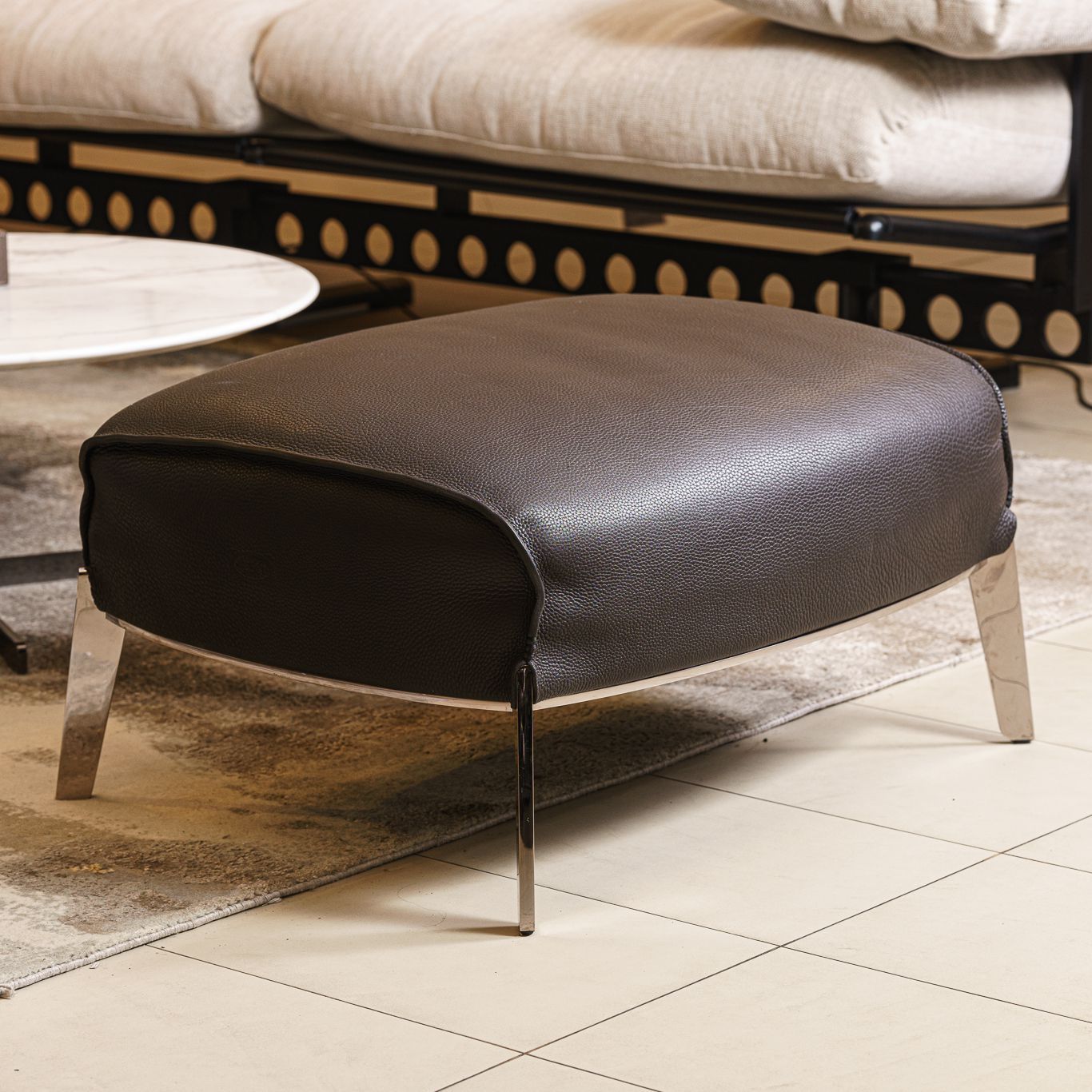 Poltrona Frau Пуф Archibald Gran Comfort Safari Buffalo от Poltrona Frau — в интерьере