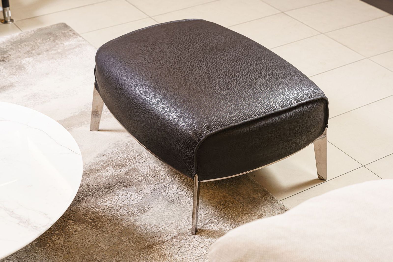 Poltrona Frau Пуф Archibald Gran Comfort Safari Buffalo от Poltrona Frau — в интерьере