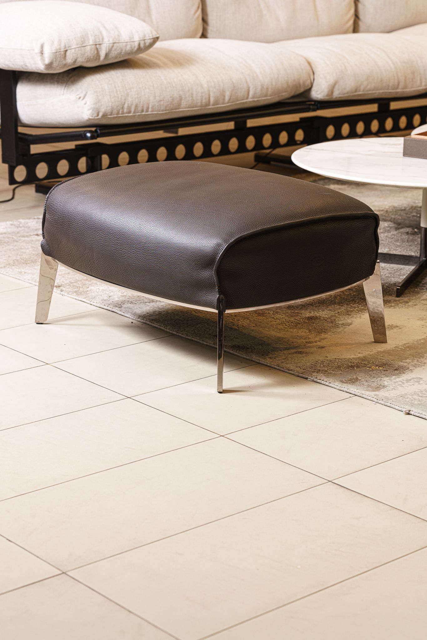 Poltrona Frau Пуф Archibald Gran Comfort Safari Buffalo от Poltrona Frau — в интерьере