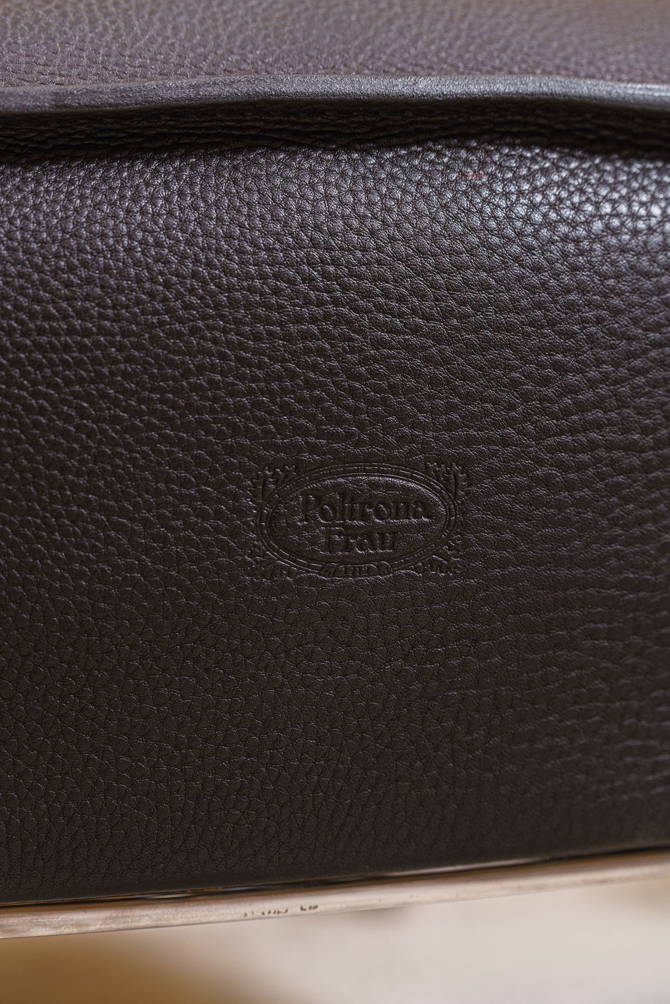 Poltrona Frau Пуф Archibald Gran Comfort Safari Buffalo от Poltrona Frau — в интерьере