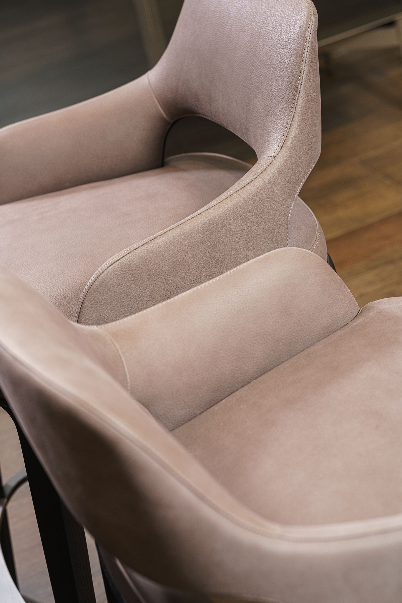 Poliform Полубарный стул Sophie Lite Pelle Silk Talpa 03 от Poliform — в интерьере