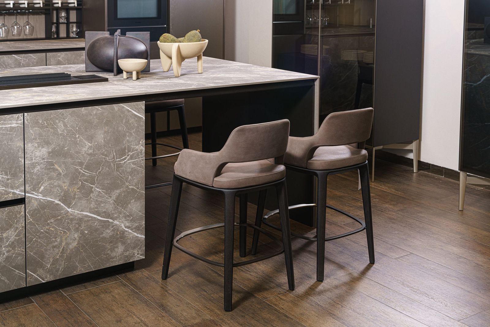 Poliform Полубарный стул Sophie Lite Pelle Silk Talpa 03 от Poliform — в интерьере