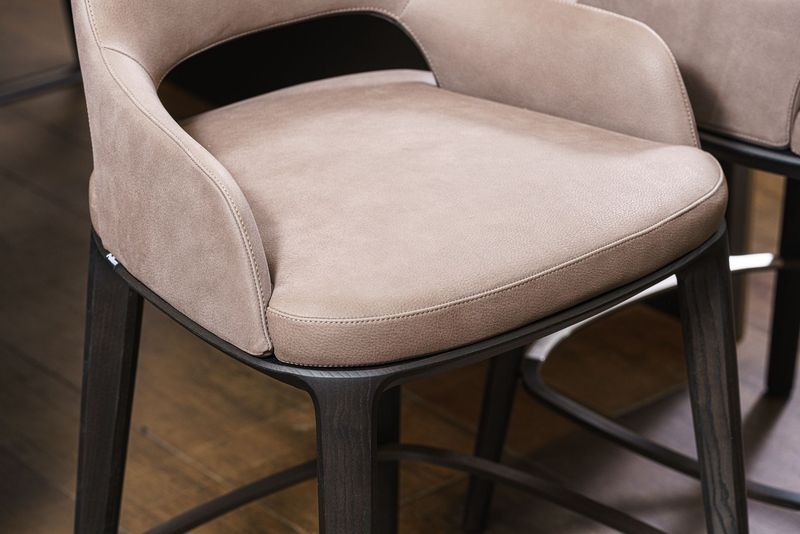 Poliform Полубарный стул Sophie Lite Pelle Silk Talpa 03 от Poliform — в интерьере