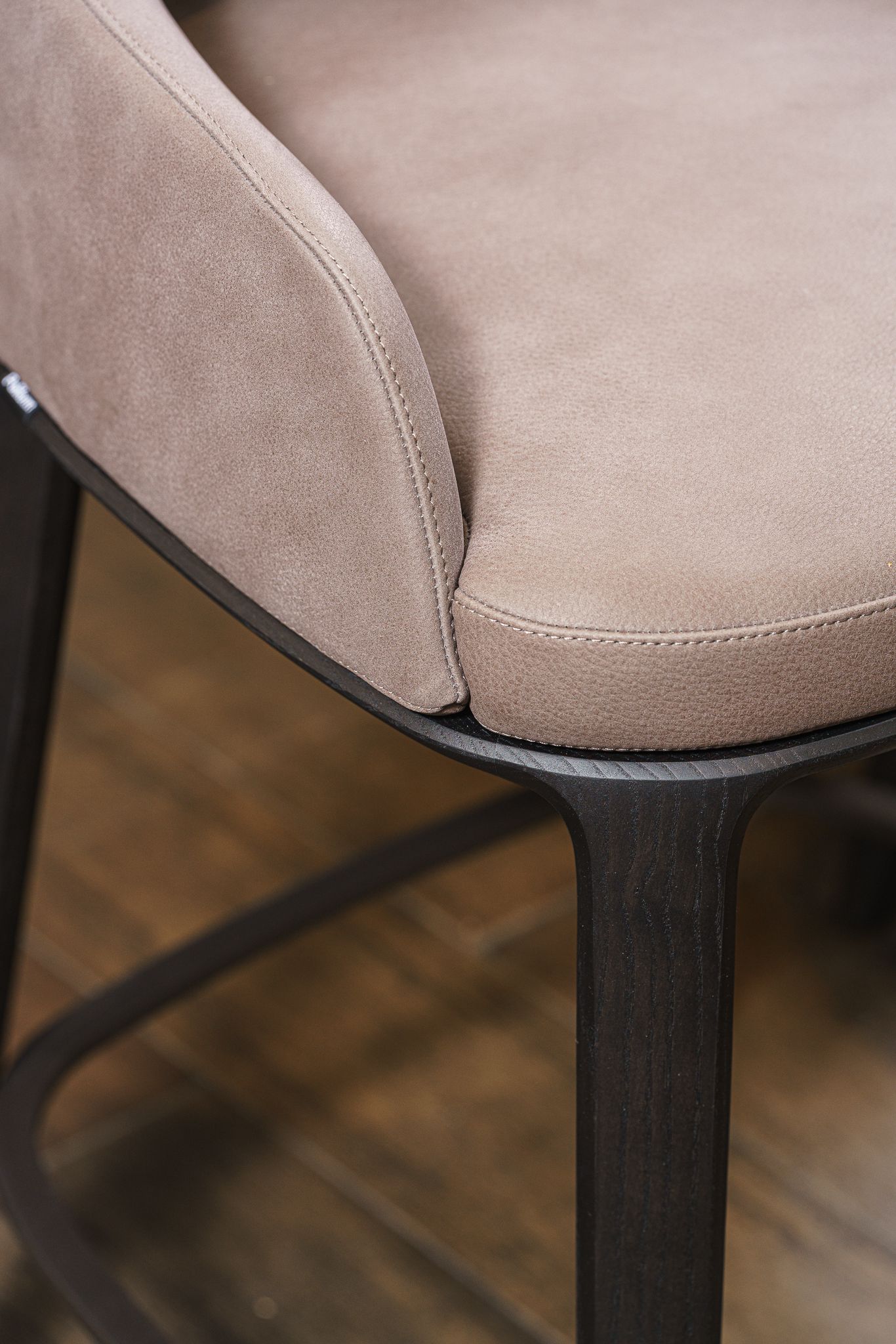 Poliform Полубарный стул Sophie Lite Pelle Silk Talpa 03 от Poliform — в интерьере