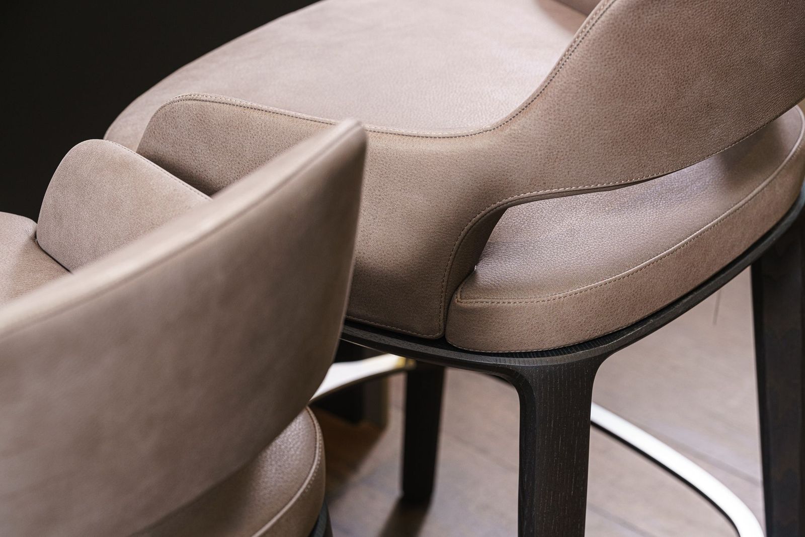 Poliform Полубарный стул Sophie Lite Pelle Silk Talpa 03 от Poliform — в интерьере