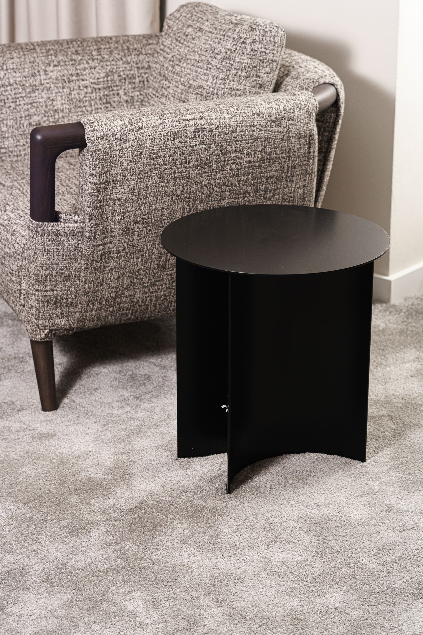 Flou Кофейный столик Pierre 45 Matt black от Flou — в интерьере
