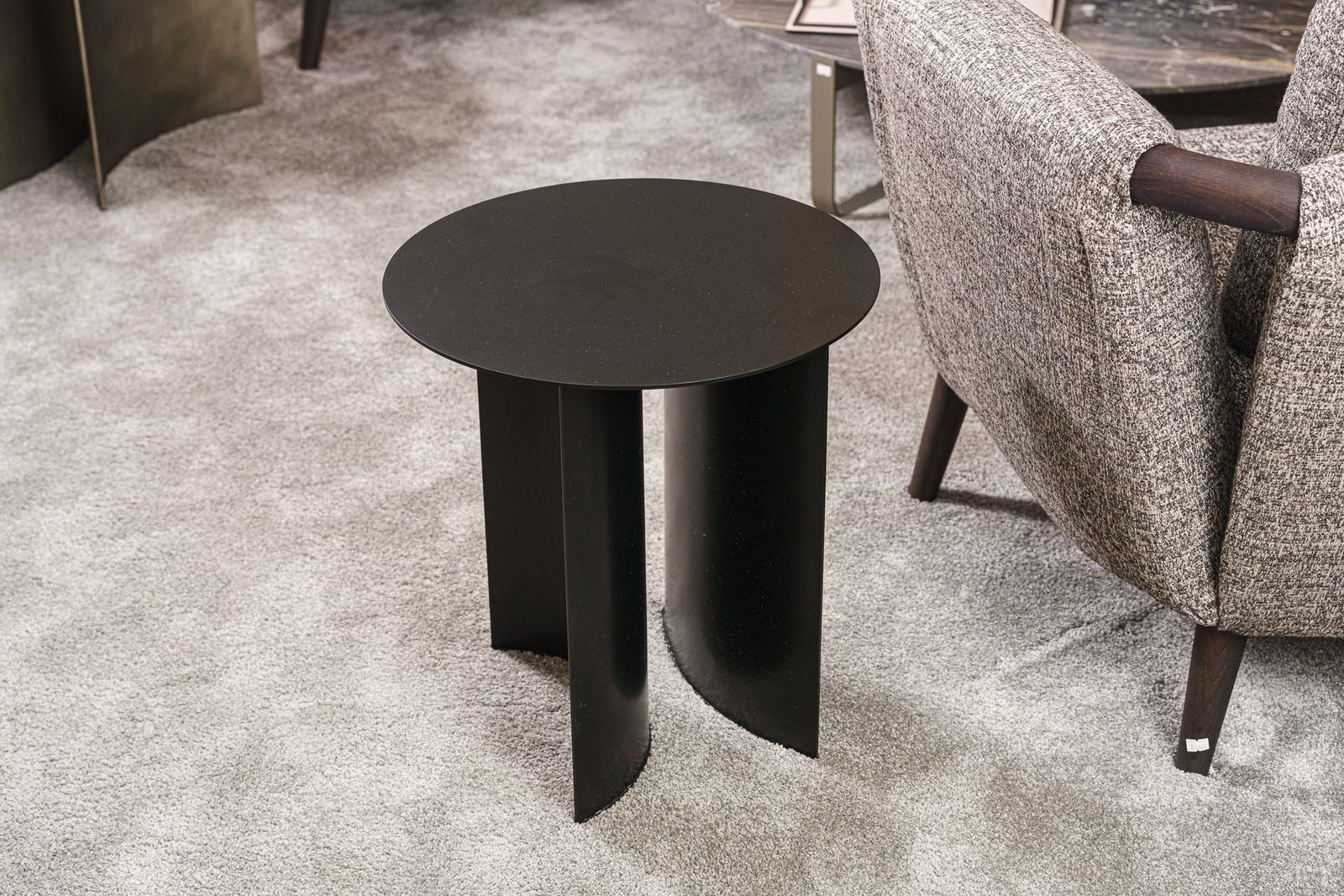 Flou Кофейный столик Pierre 45 Matt black от Flou — в интерьере