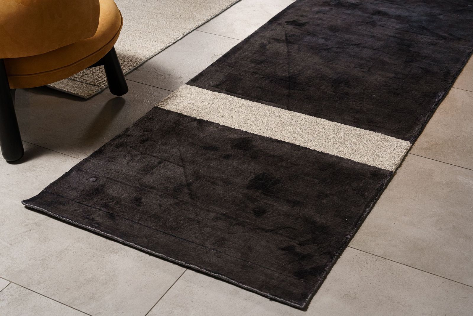 Baxter Ковер Terai B Charcoal Base /Nuage Decoratio от Baxter — в интерьере