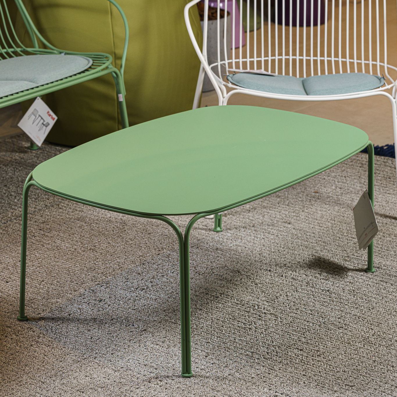 Kartell Уличный журнальный столик Hiray Green от Kartell — в интерьере