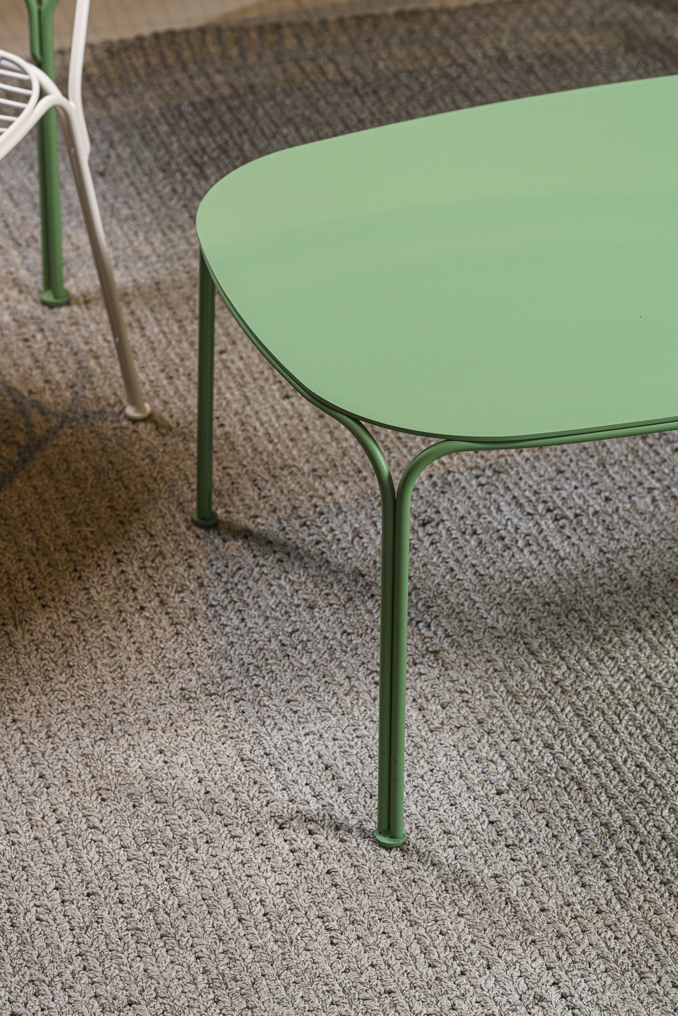 Kartell Уличный журнальный столик Hiray Green от Kartell — в интерьере