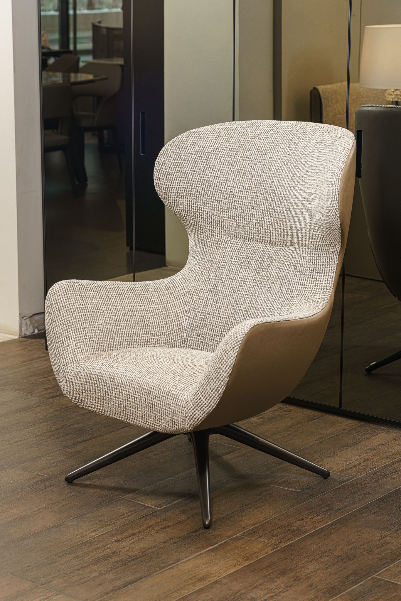 Poliform Кресло Mad Joker swivel Naxos от Poliform — в интерьере