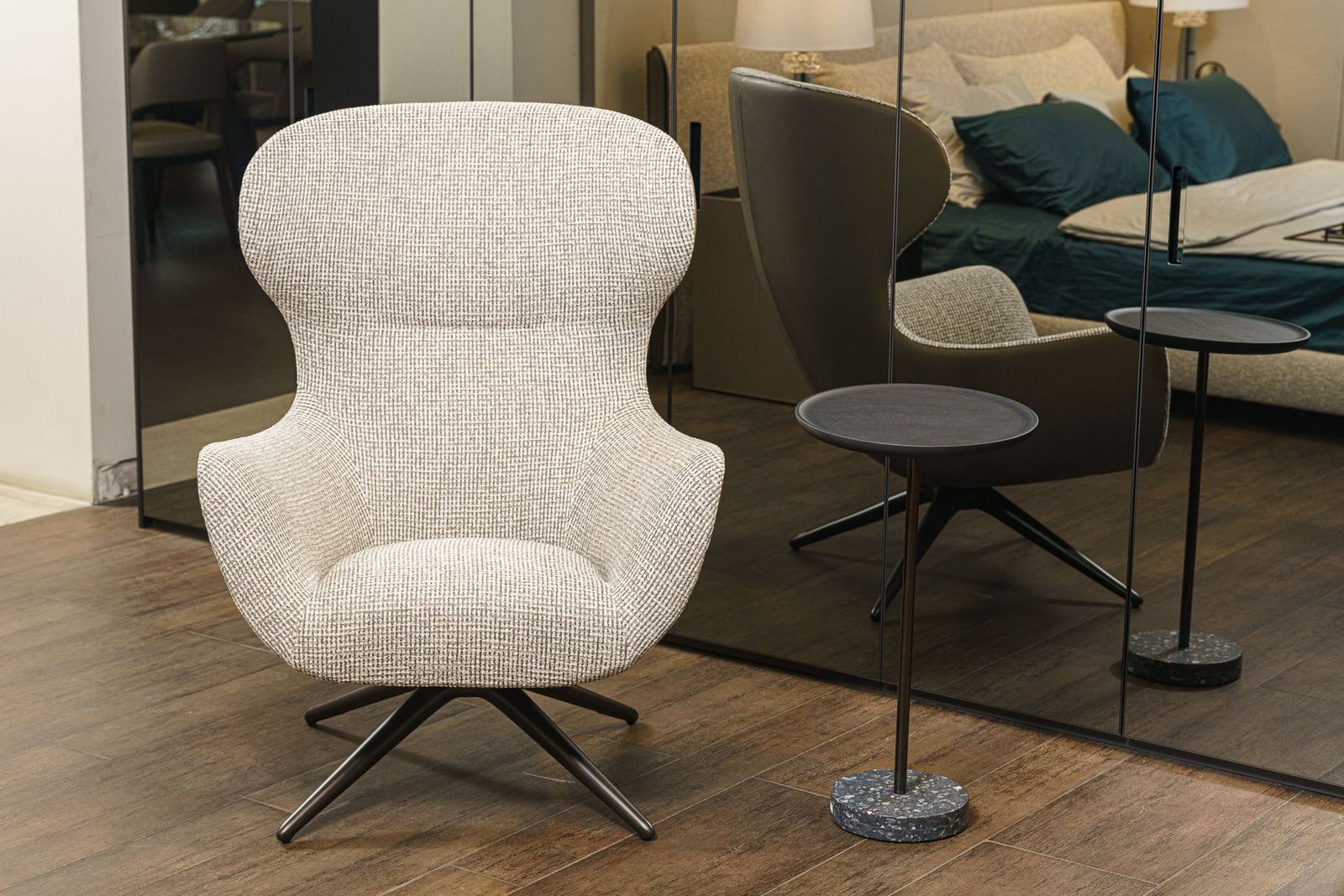 Poliform Кресло Mad Joker swivel Naxos от Poliform — в интерьере
