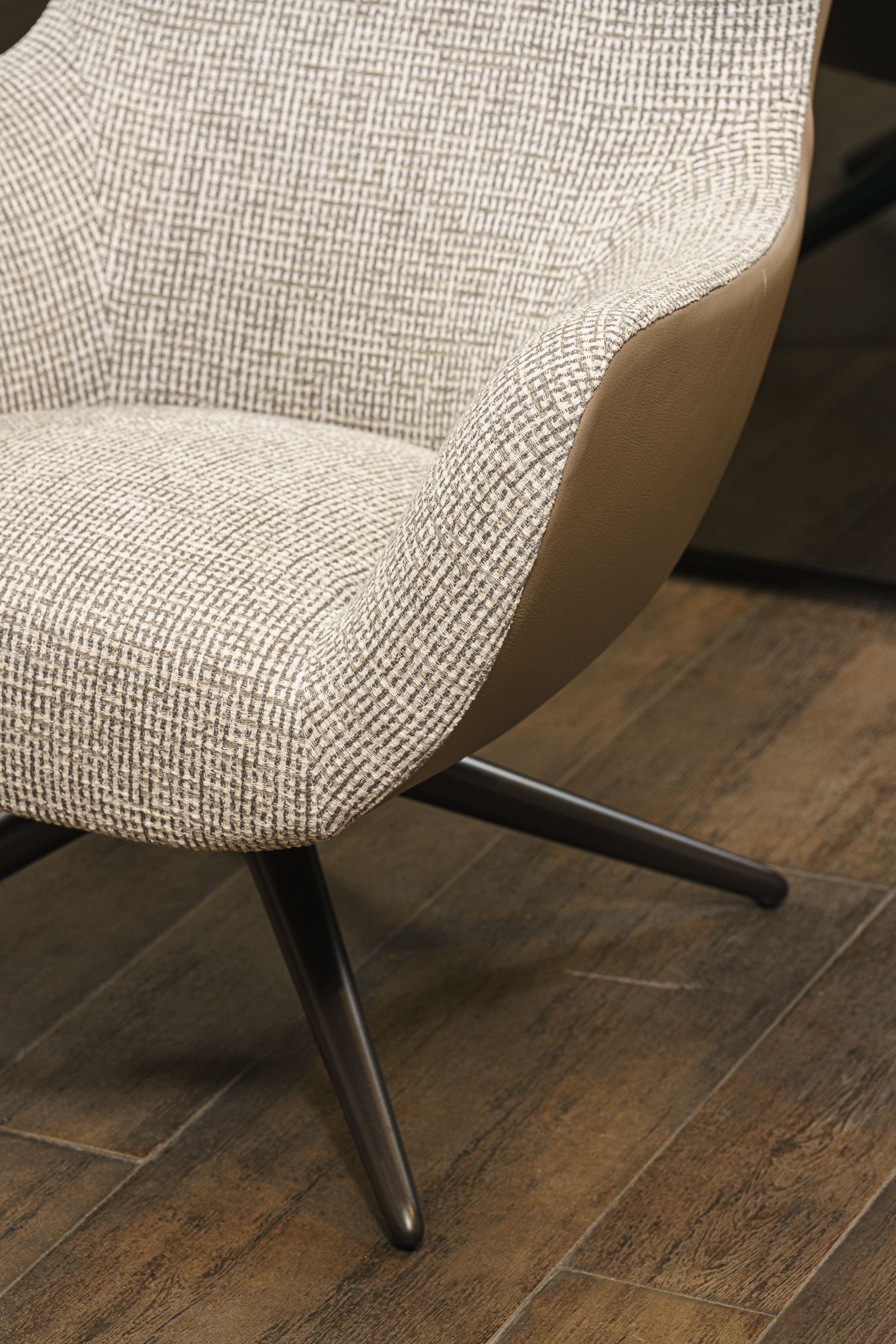 Poliform Кресло Mad Joker swivel Naxos от Poliform — в интерьере