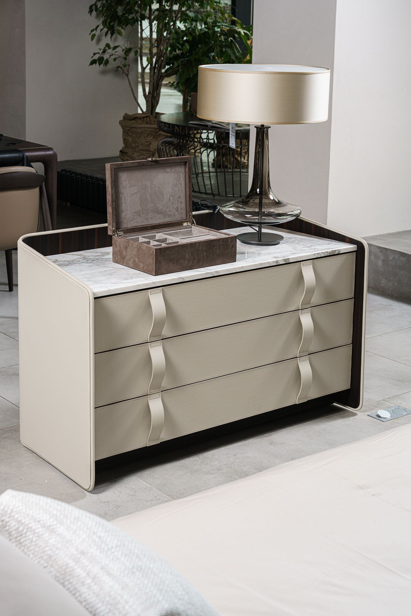 Flou Комод с мраморным топом Gentleman Calacatta gold от Flou — в интерьере