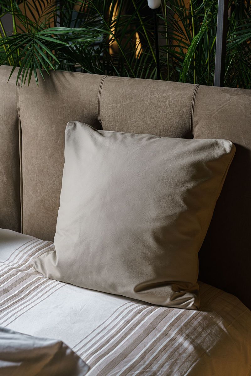 Flou Кожаная подушка 55*55 Pearl Grey 189 от Flou — в интерьере