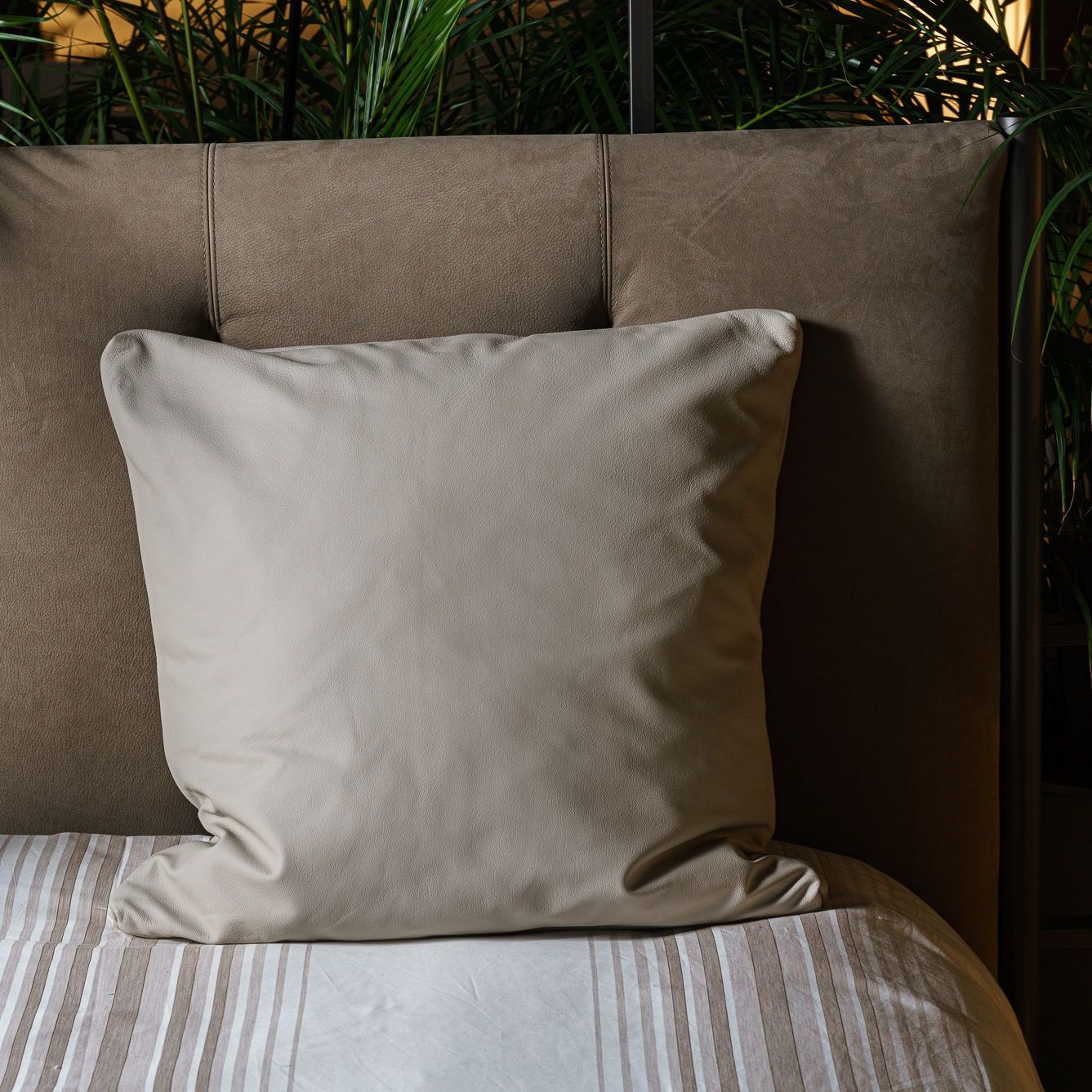 Flou Кожаная подушка 55*55 Pearl Grey 189 от Flou — в интерьере